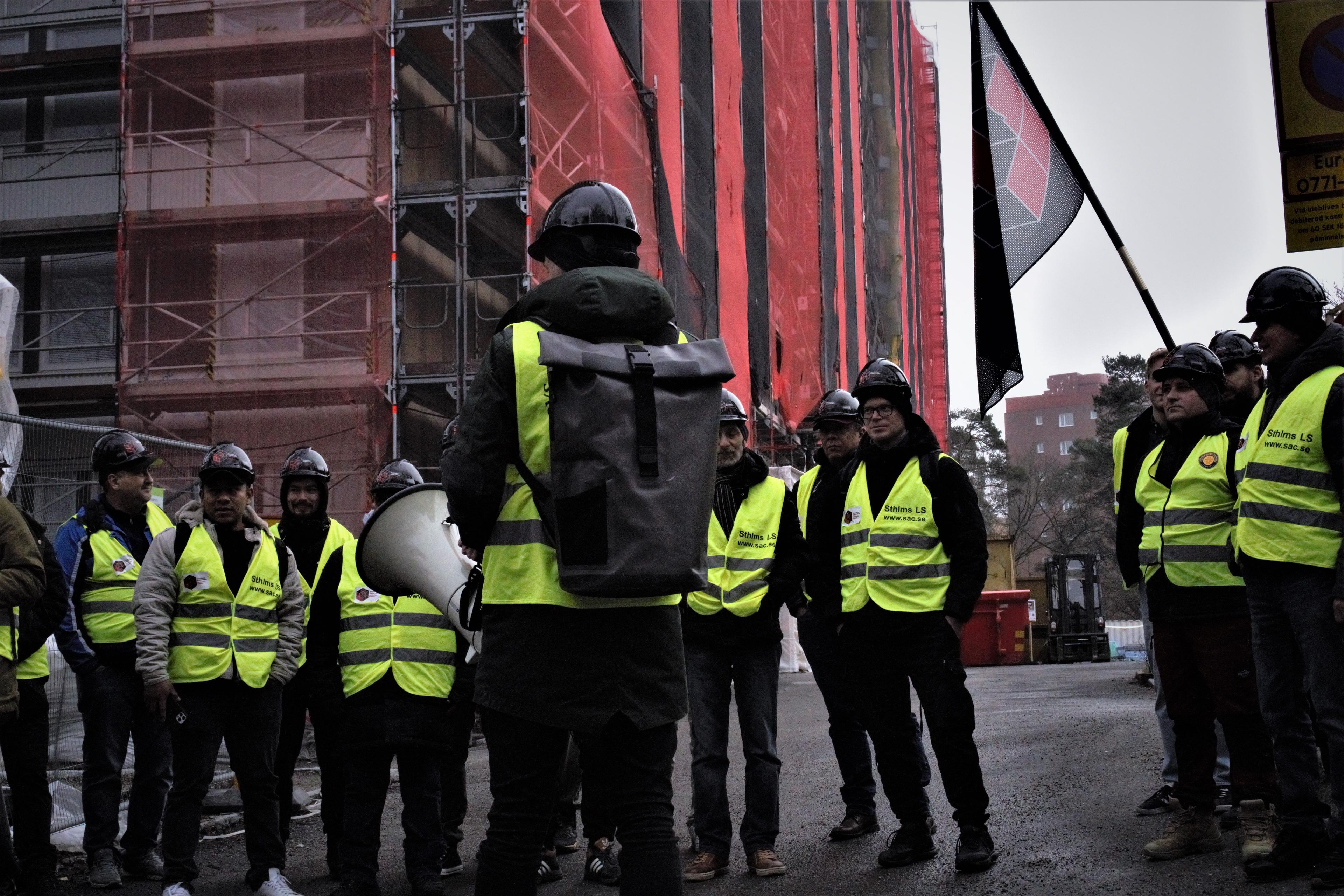 Die Solidarischen Bauarbeiter während einer Blockade im Februar. Ein Subunternehmer auf dem Bau schuldet zwei der Gewerkschaftsmitglieder seit Monaten tausende Euro Lohn. Aufnahme vom 26 Februar.