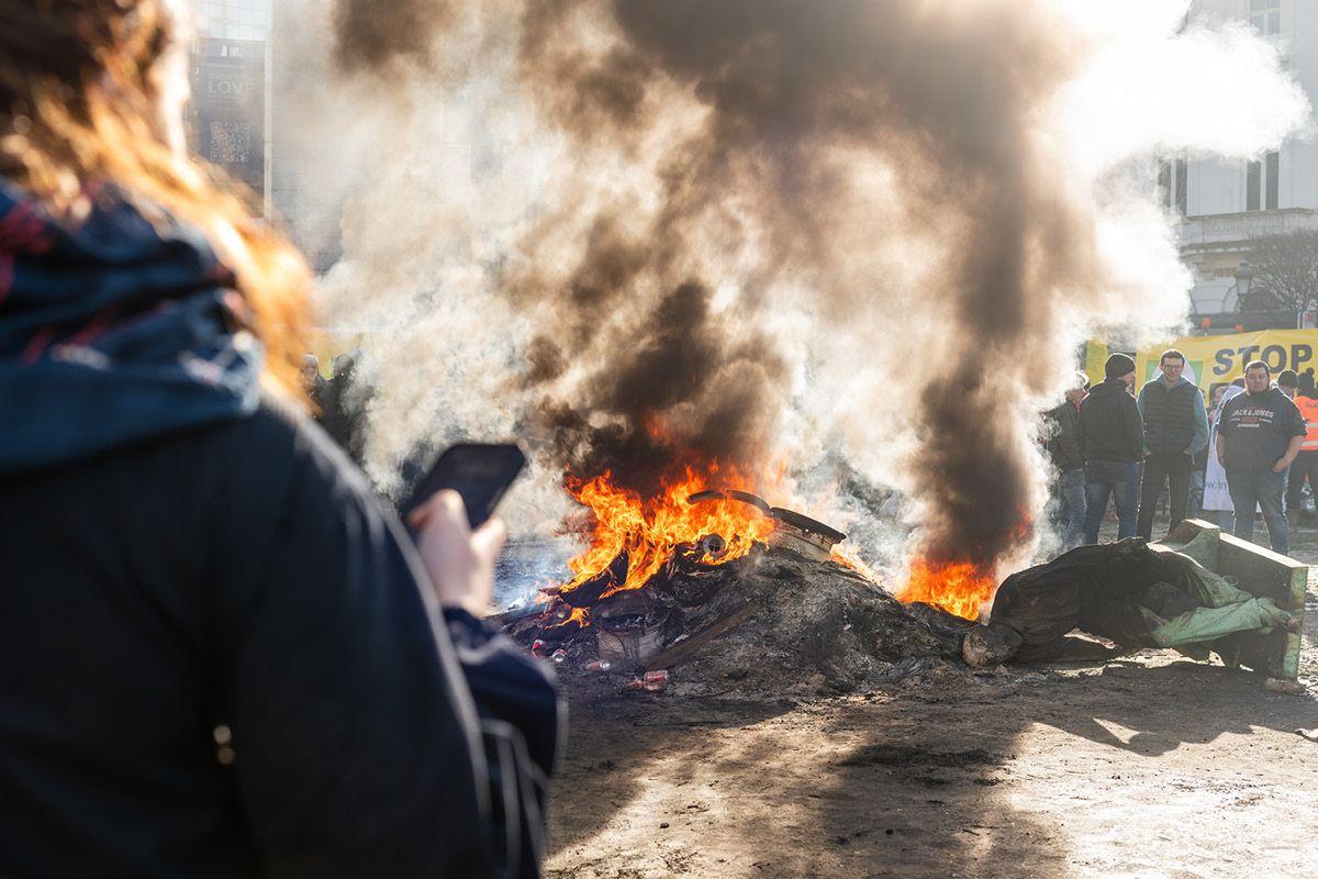 Ein Feuer bei den Bauernprotesten in Brüssel Anfang 2024.