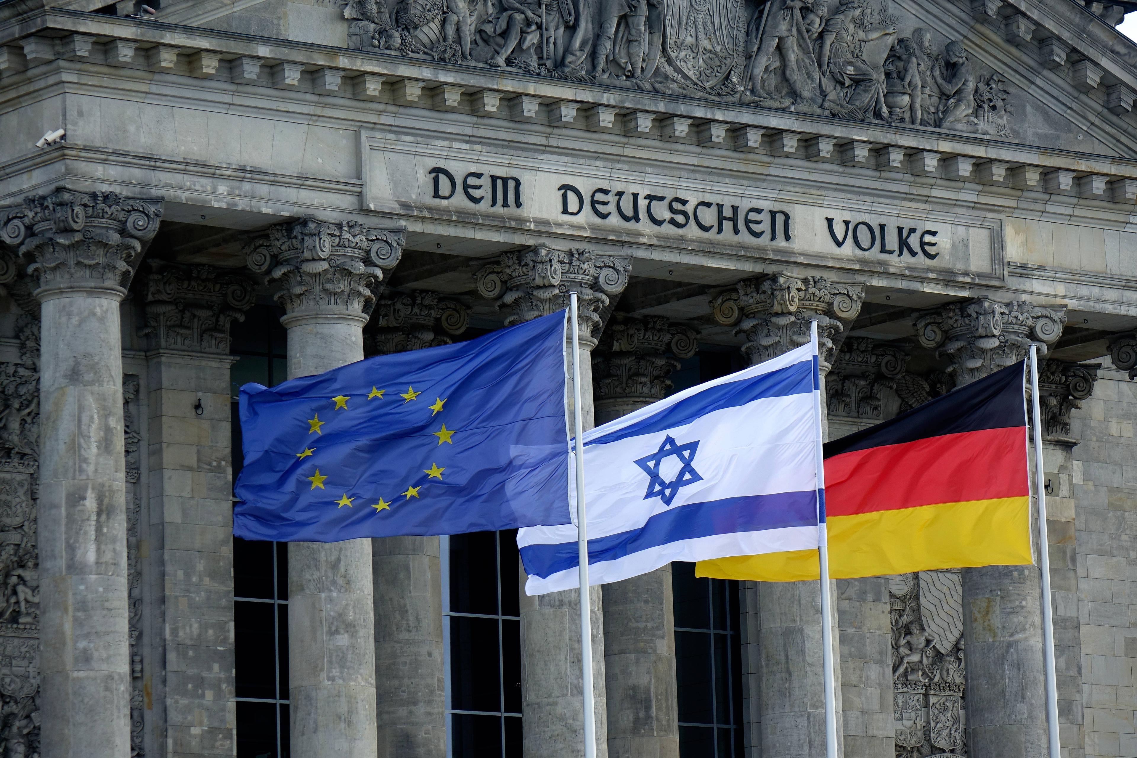 Die Flaggen Deutschlands, der EU und Israels wehen vor dem Reichstag in Berlin, 11. Oktober 2023.