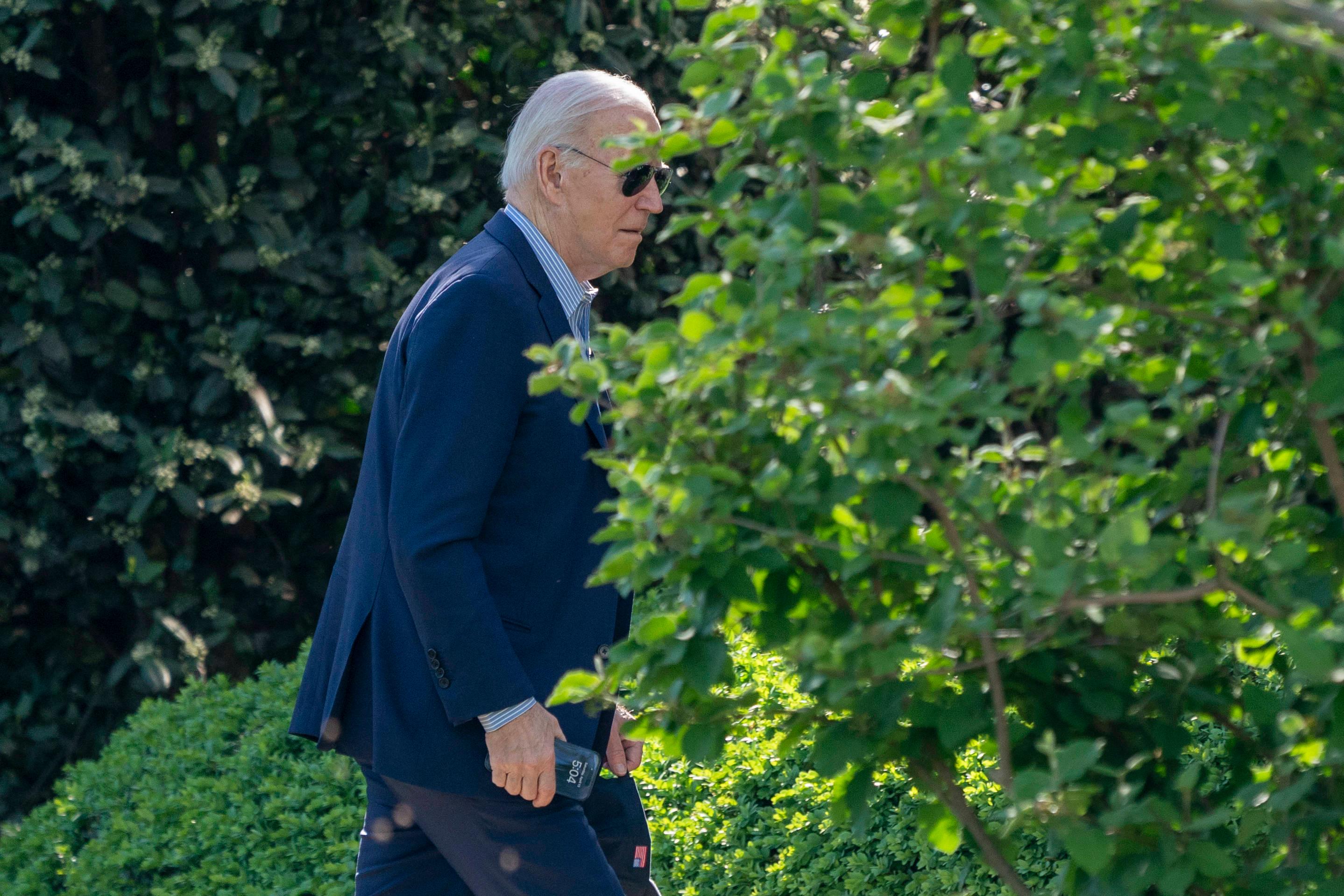 Joe Biden geht über den Rasen des Weißen Hauses auf dem Weg ins Oval Office, 13. April 2024.