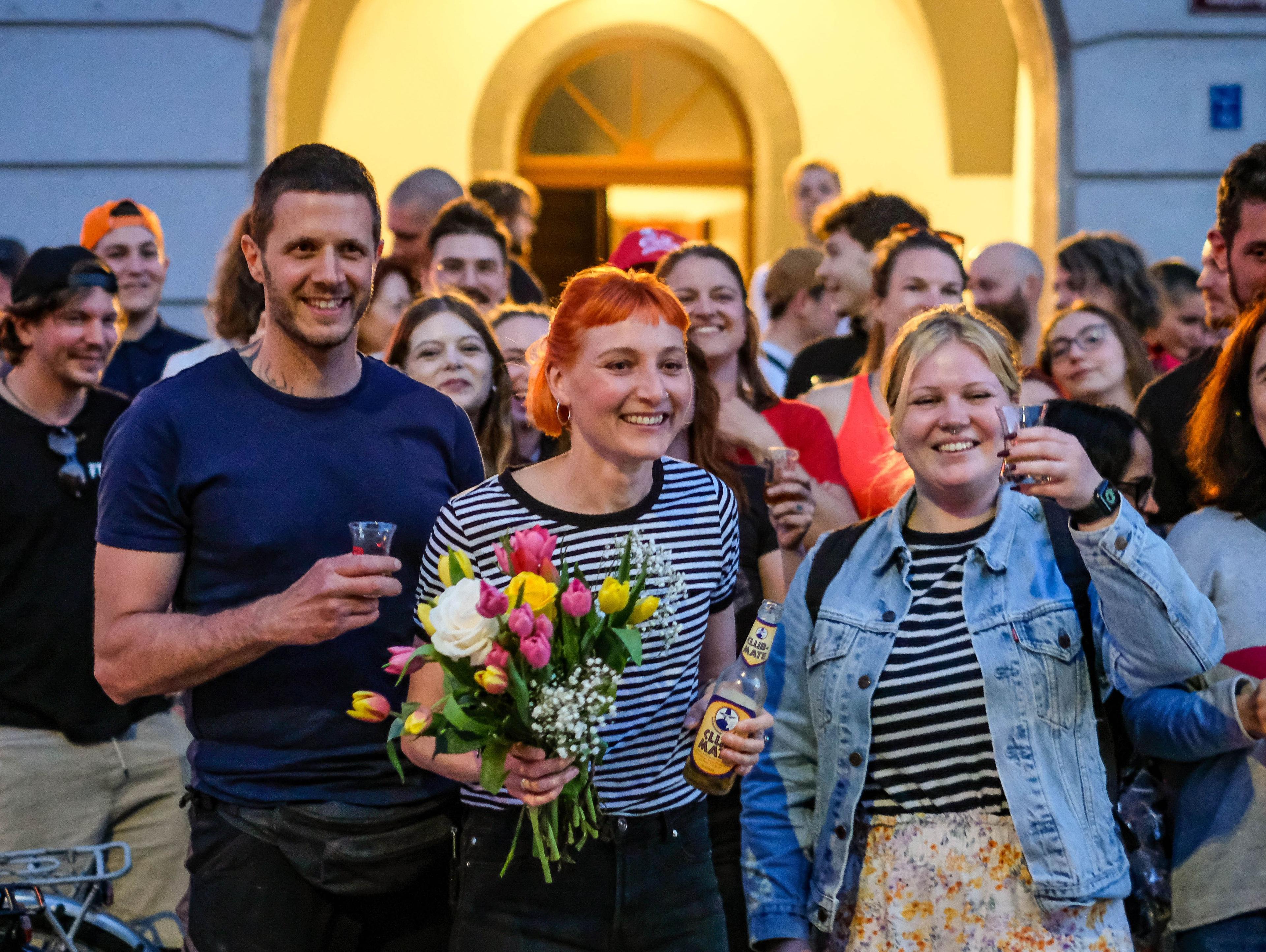 Pia Tomedi (mittig), Gregor Sanders (links), Sabine Lerch (rechts) und die ganze KPÖ feiern ihren Einzug in den Innsbrucker Gemeinderat.