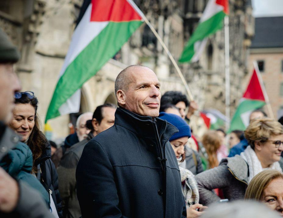 Yanis Varoufakis nimmt an einem Protest gegen die Münchner Sicherheitskonferenz teil, Februar 2024.