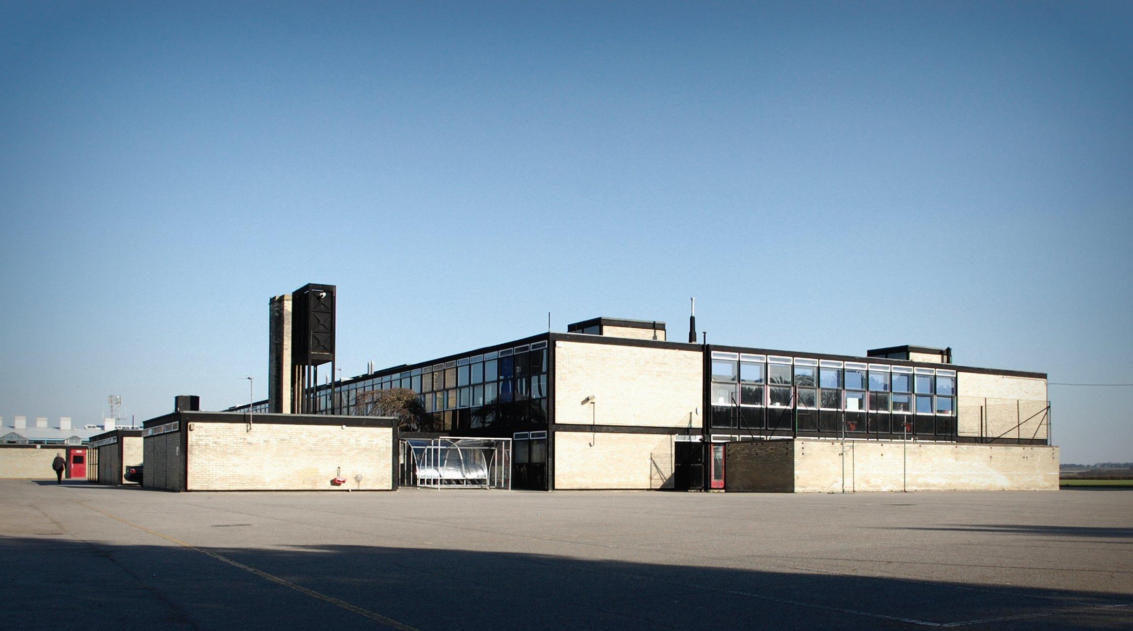 Alison Smithson/Peter Smithson: Secondary Modern School (heute: Smithdon High School), Hunstanton, Großbritannien, 1949–54.