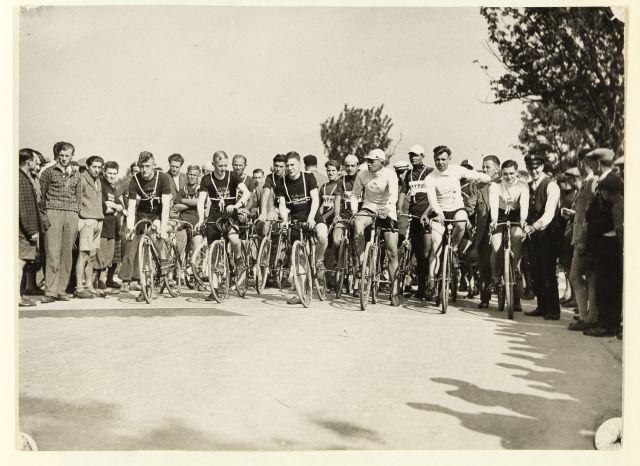 Vor dem Start zu einem der Radrennen. Drei britische Arbeitersportler in der ersten Reihe.