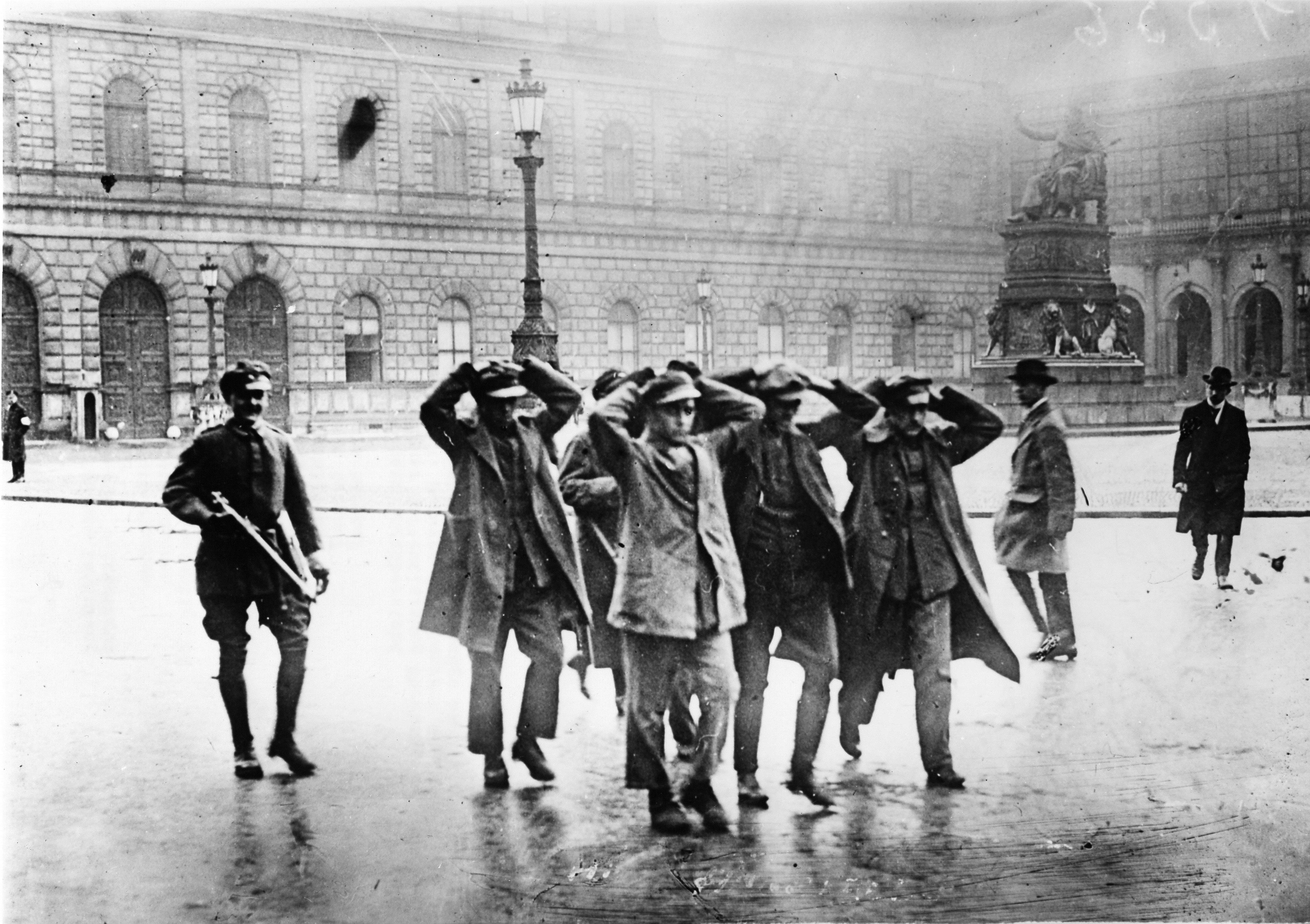 Gefangene Rotgardisten auf dem Max-Joseph-Platz, München, 1919.