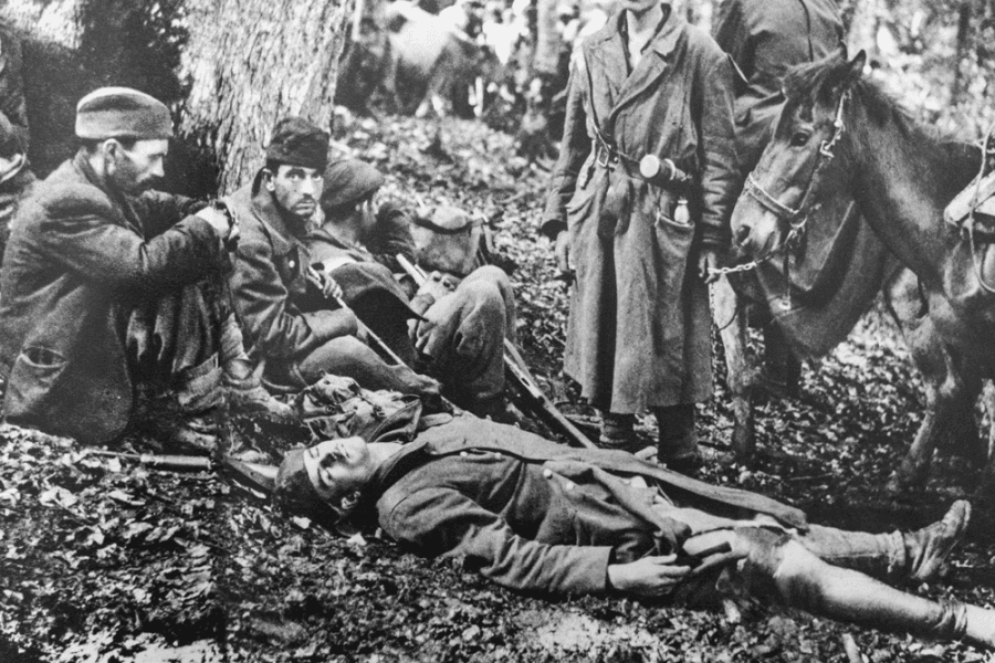 Milinklade in Sutjeska, Bosnien und Herzegowina, am 9. Juni 1943. Fotografiert von Žorž Skrigin. (Kopie aus dem Buch War and Stage, Tourist Press Belgrad, 1968). Die Schlacht an der Sutjeska (oder »Operation Schwarz«) war die entscheidende Schlacht des Zweiten Weltkriegs in Jugoslawien. In der Konfrontation mit den Truppen der Wehrmacht gelang es der Volksbefreiungsarmee schließlich, die deutschen Linien an der Sutjeska zu durchbrechen. Doch drei Brigaden und ein Lazarett mit über 2.000 Verwundeten blieben eingekesselt zurück. Auf Hitlers Befehl ließ der deutsche Oberbefehlshaber General Alexander Löhr sie alle hinrichten. Schätzungsweise mussten über als 7.543 Partisanen ihr Leben lassen, darunter 597 Frauen.