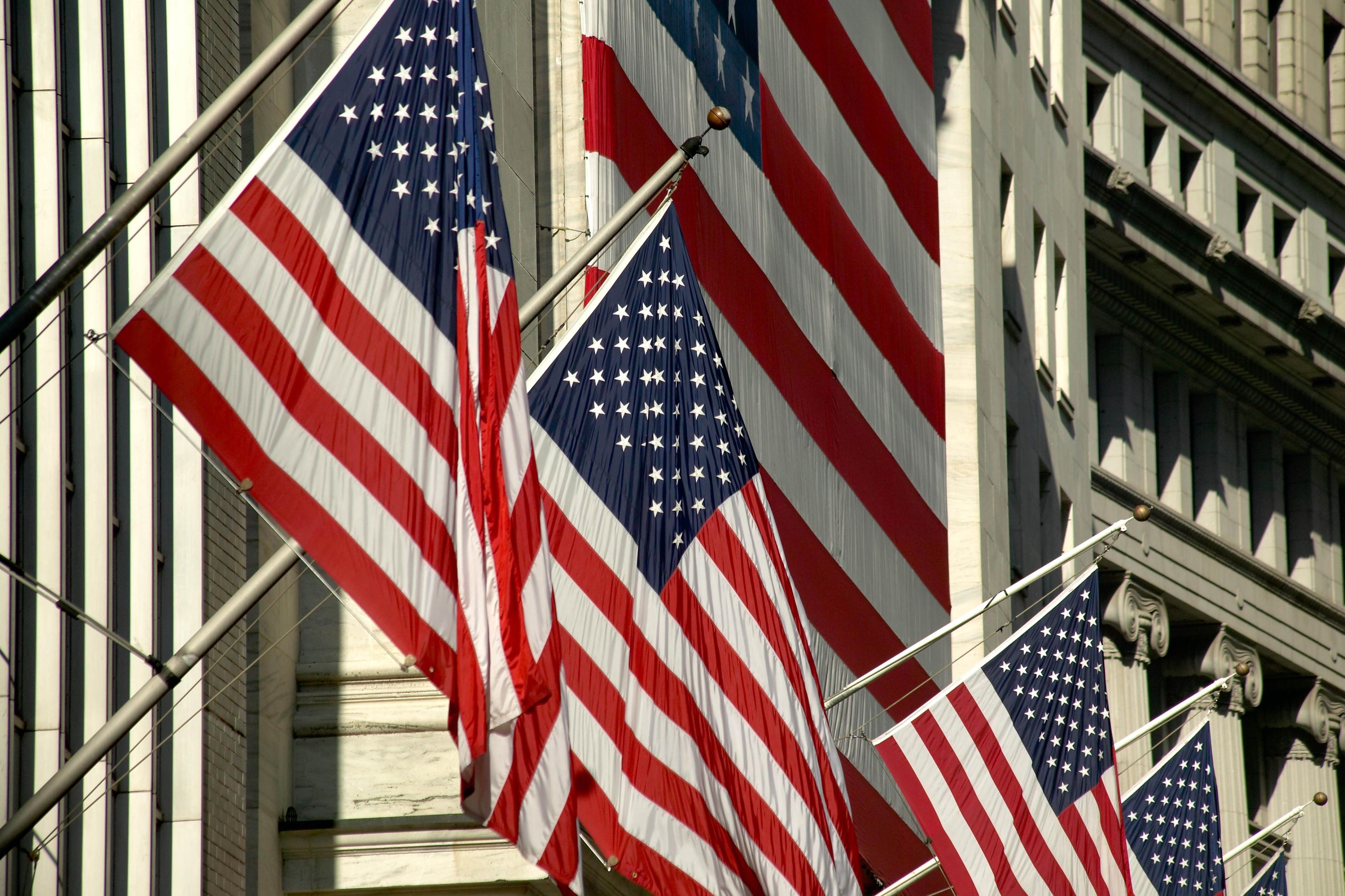 US-Flaggen vor der New Yorker Börse.