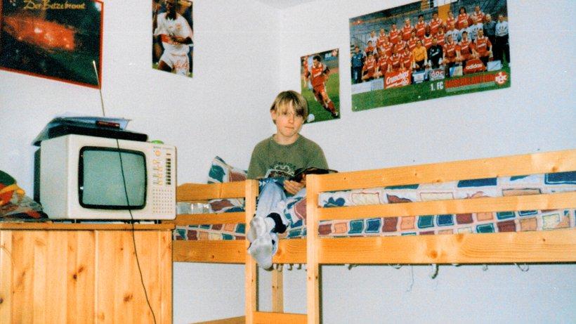 Christian Baron in seinem Kinderzimmer samt 70er-Jahre Fernseher, den sein Opa hatte »mitgehen lassen«.