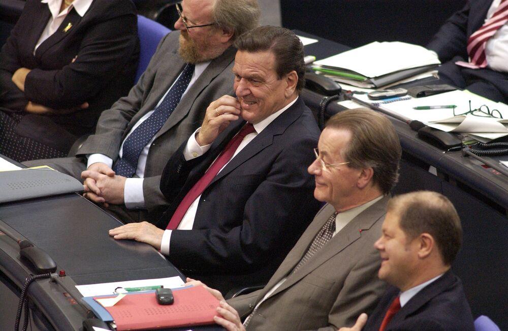 Wolfgang Thierse, Gerhard Schröder, Franz Müntefering und Olaf Scholz amüsieren sich während der Agenda-Jahre im Bundestag (v.l.n.r.), 2005
