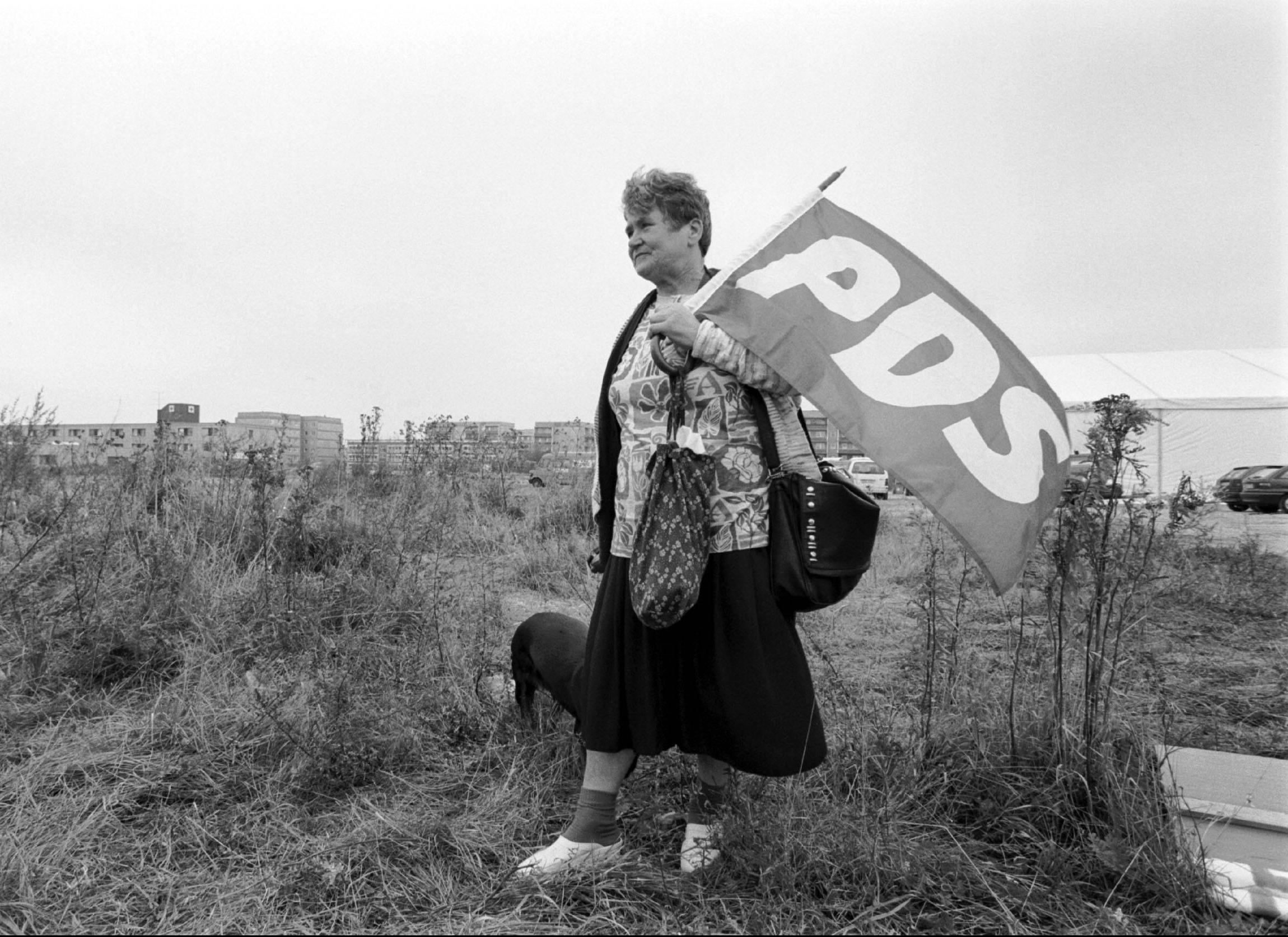 PDS-Genossin bei einer Protestaktion der Partei in Berlin-Hellersdorf, 13.10.1994.