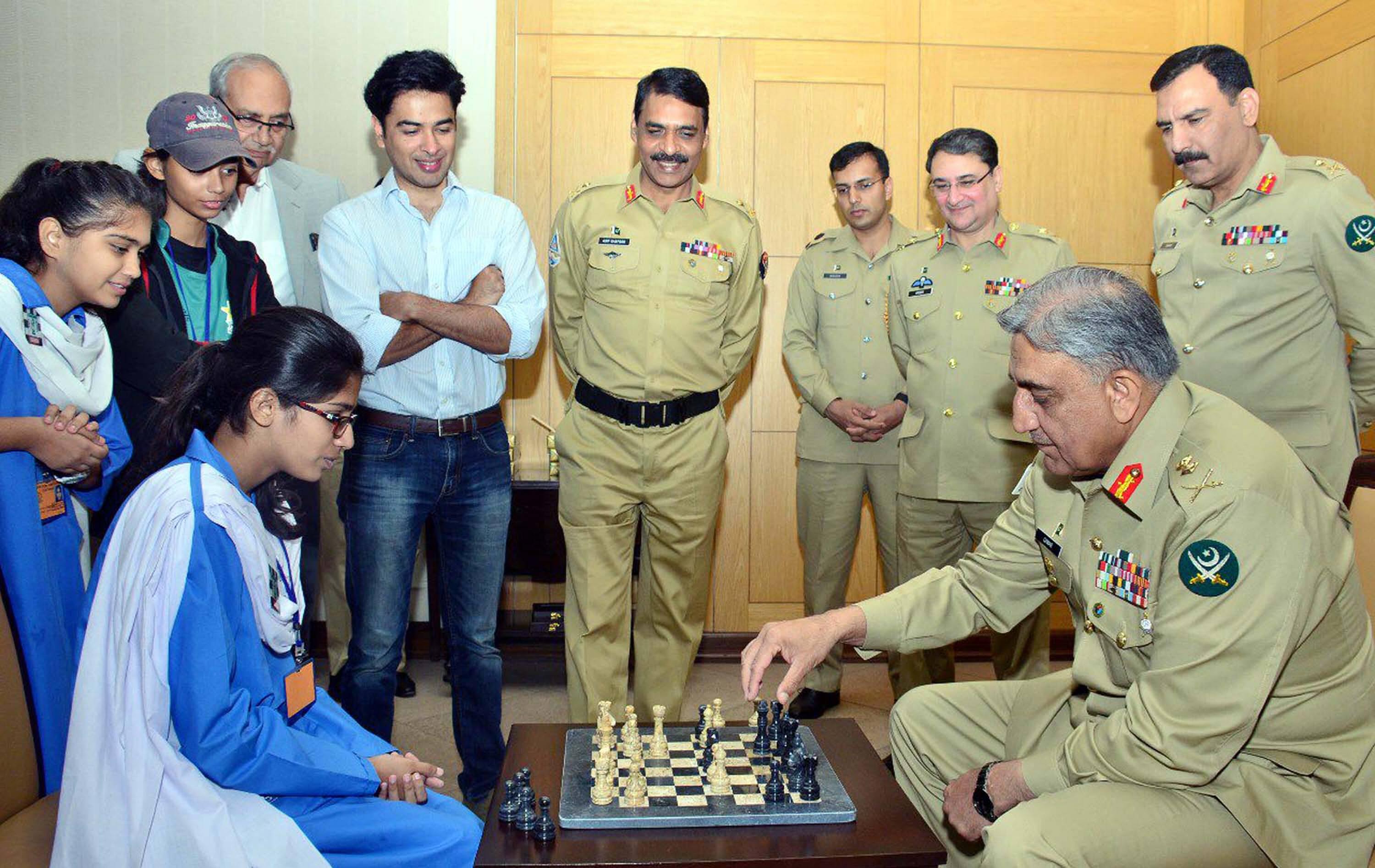 General Qamar Javed Bajwa spielt Schach mit einer Schülerin.