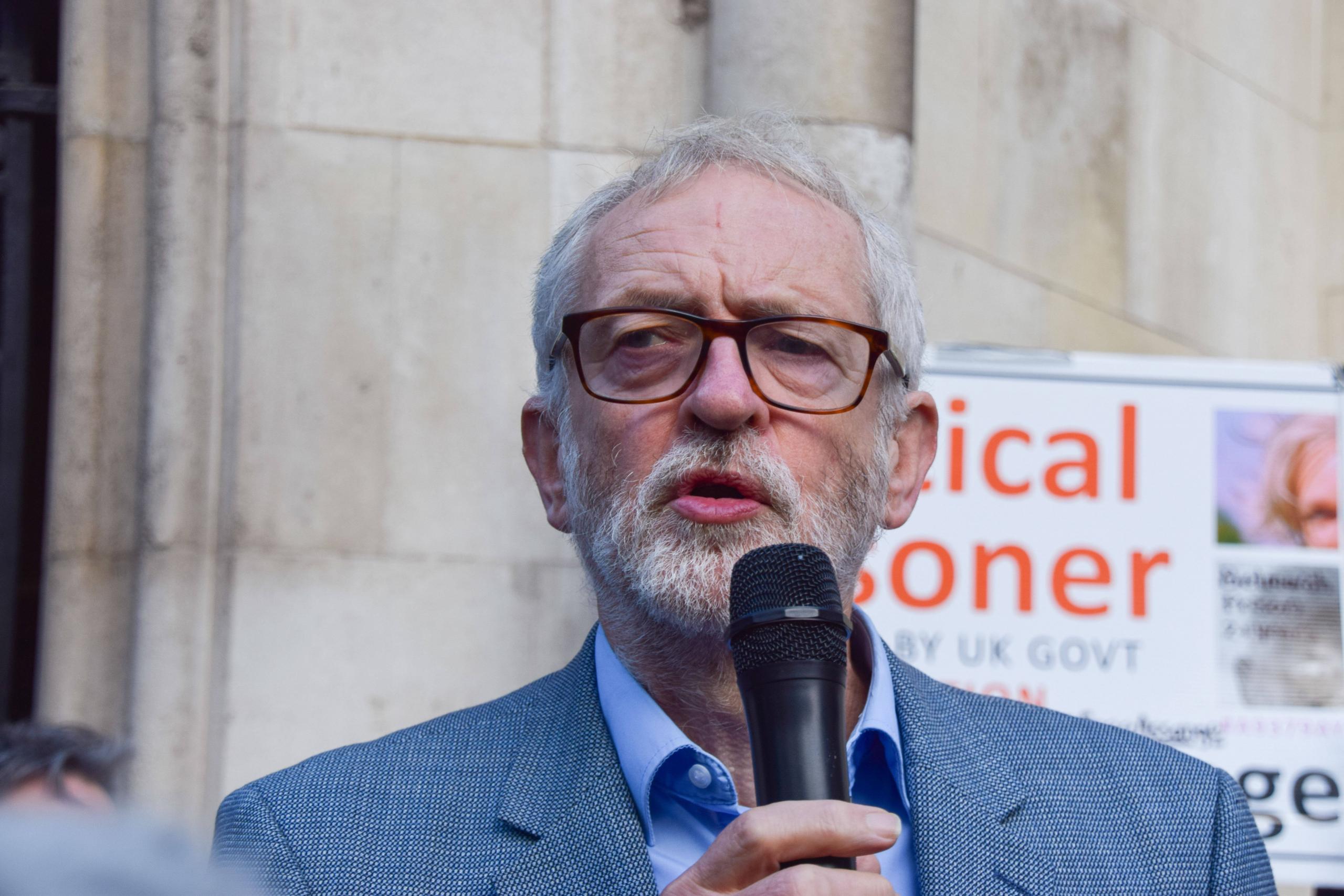 Jeremy Corbyn, ehemaliger Vorsitzender der Labour Party, bei einer Kundgebung zur Unterstützung von Julian Assange, London, 28. Oktober 2021.