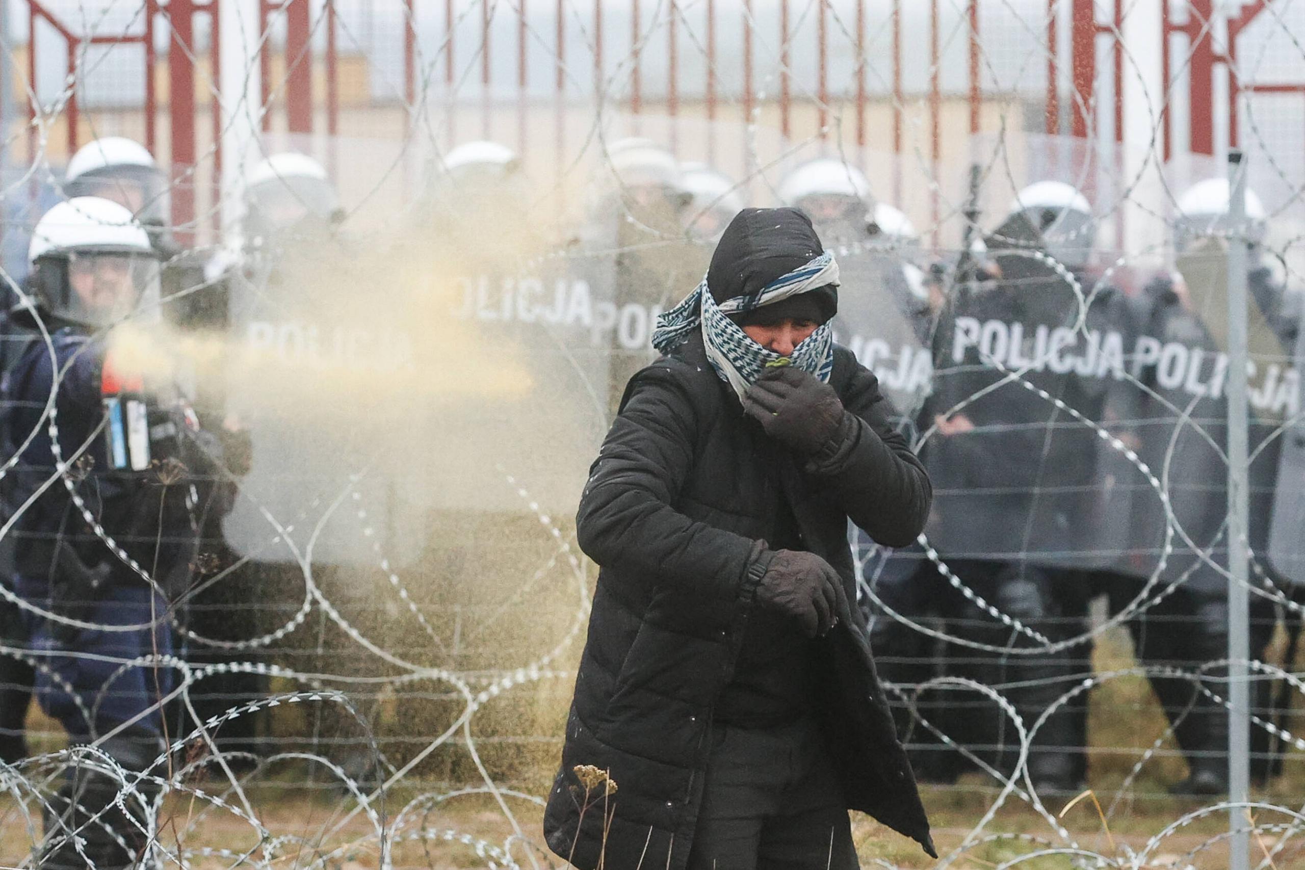 Am geschlossenen Grenzübergang Kuźnica-Bruzgi werden Geflüchtete unter Einsatz von Tränengas zurückgedrängt, 16. November 2021.