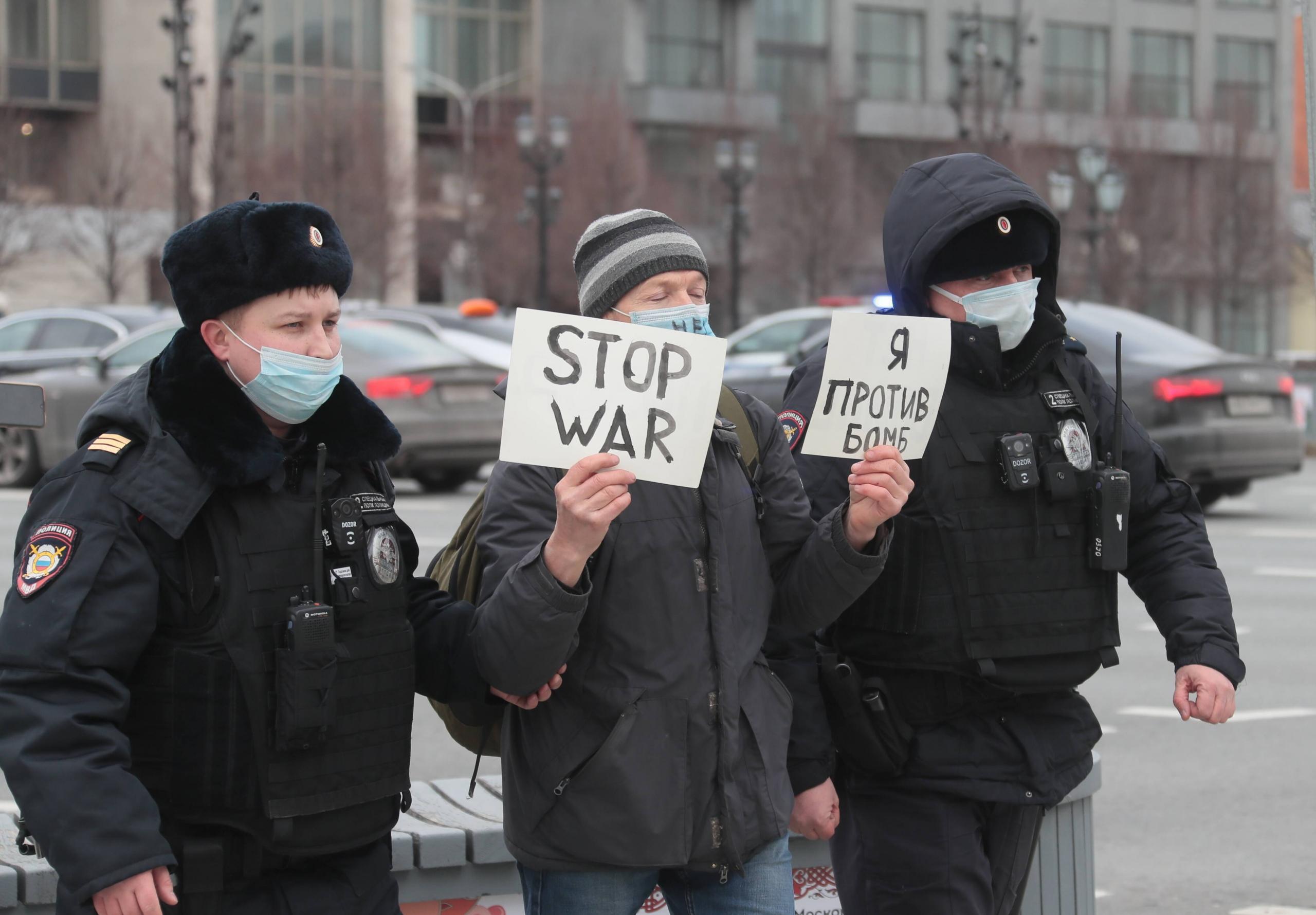 Einzelner Demonstrant wird von Polizeikräften verhaftet, Moskau, 24. Februar 2022.