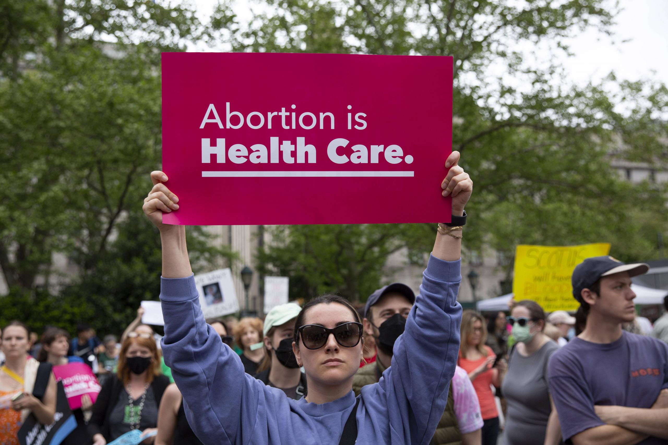 Nachdem bekannt wurde, dass der Supreme Court plant, das Abtreibungsrecht zu kippen, gingen Tausende für reproduktive Rechte auf die Straße, New York, 14. Mai 2022.