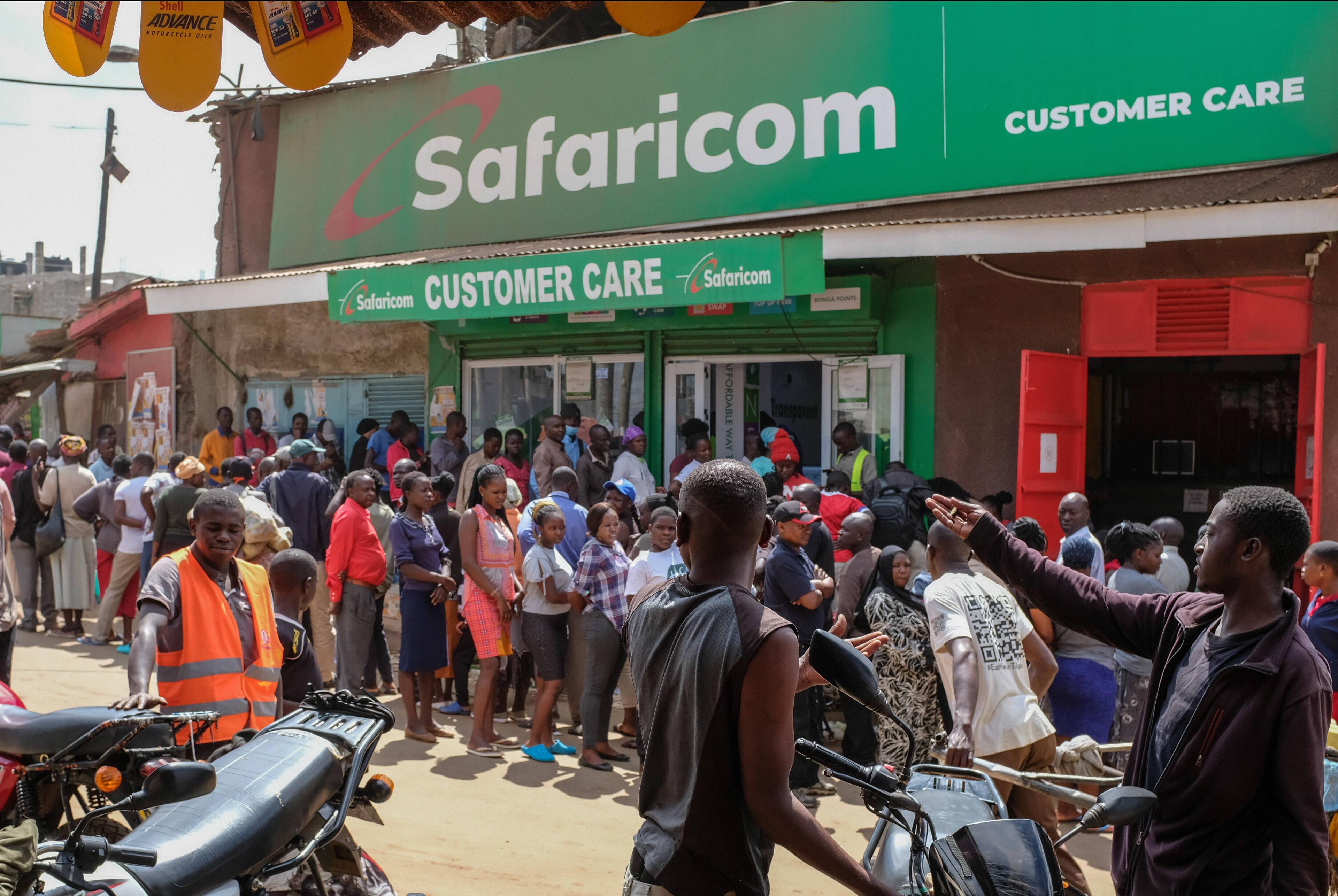 Safaricom macht die Menschen erst von seinen Mikrofinanzdiensten abhängig, um dann die Preise in die Höhe zu treiben.