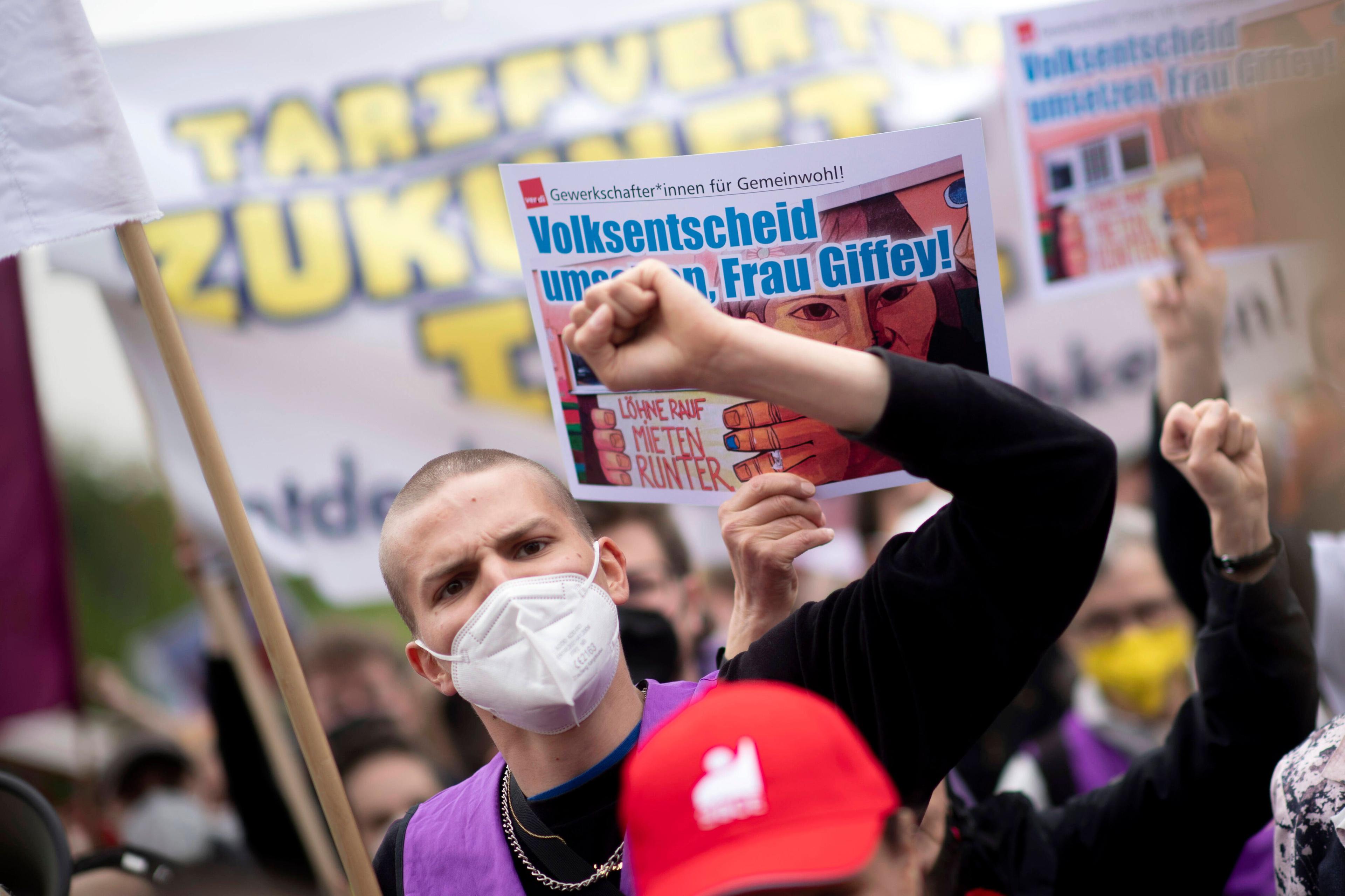 Demonstranten fordern am 1. Mai 2022 in Berlin, den Volksentscheid umzusetzen.