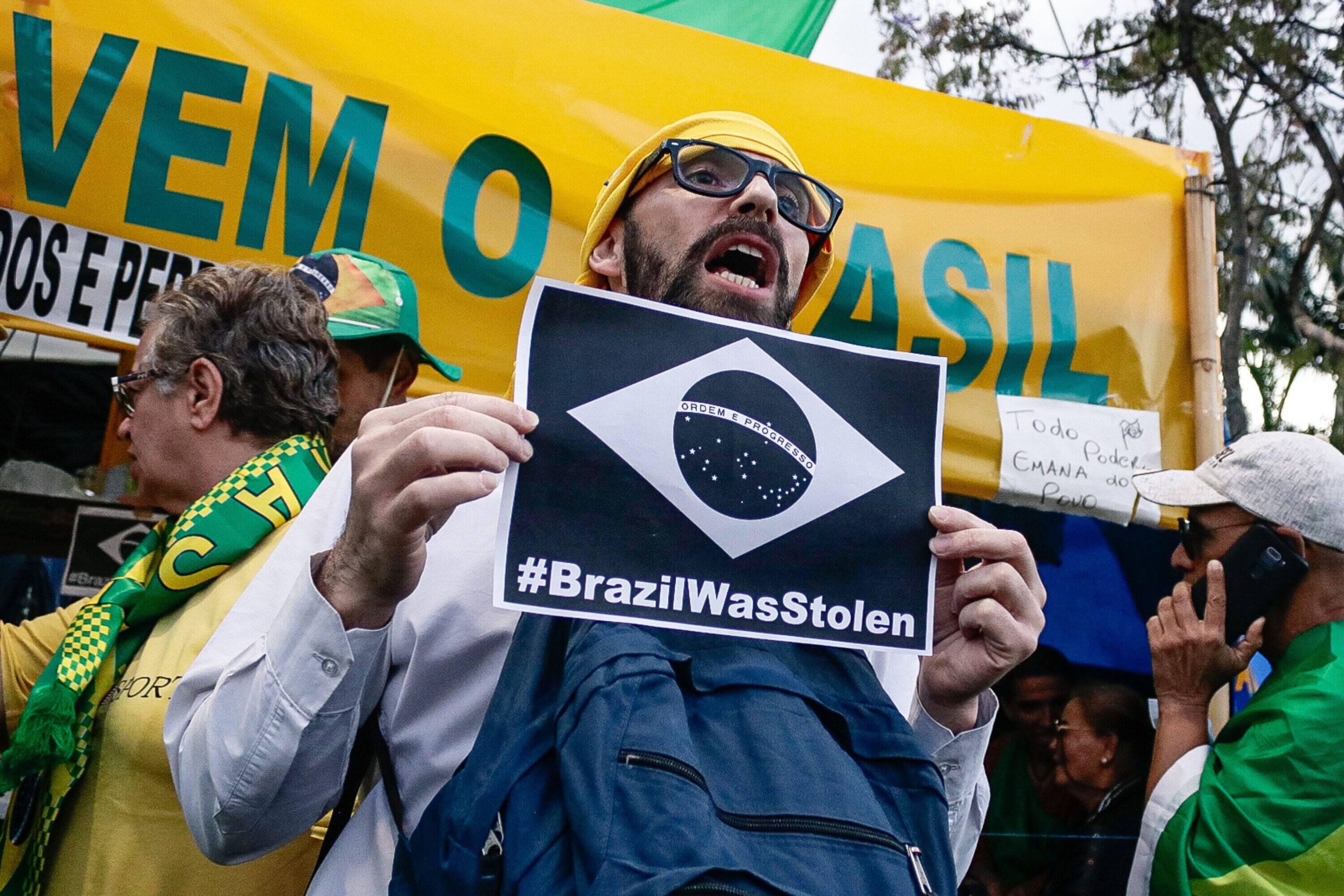 Bolsonaro Anhänger bei einer Protestaktion in São Paulo, auf der ein Eingreifen des Militärs gegen das Ergebnis der Präsidentschaftswahl eingefordert wurde, 17. November 2022.