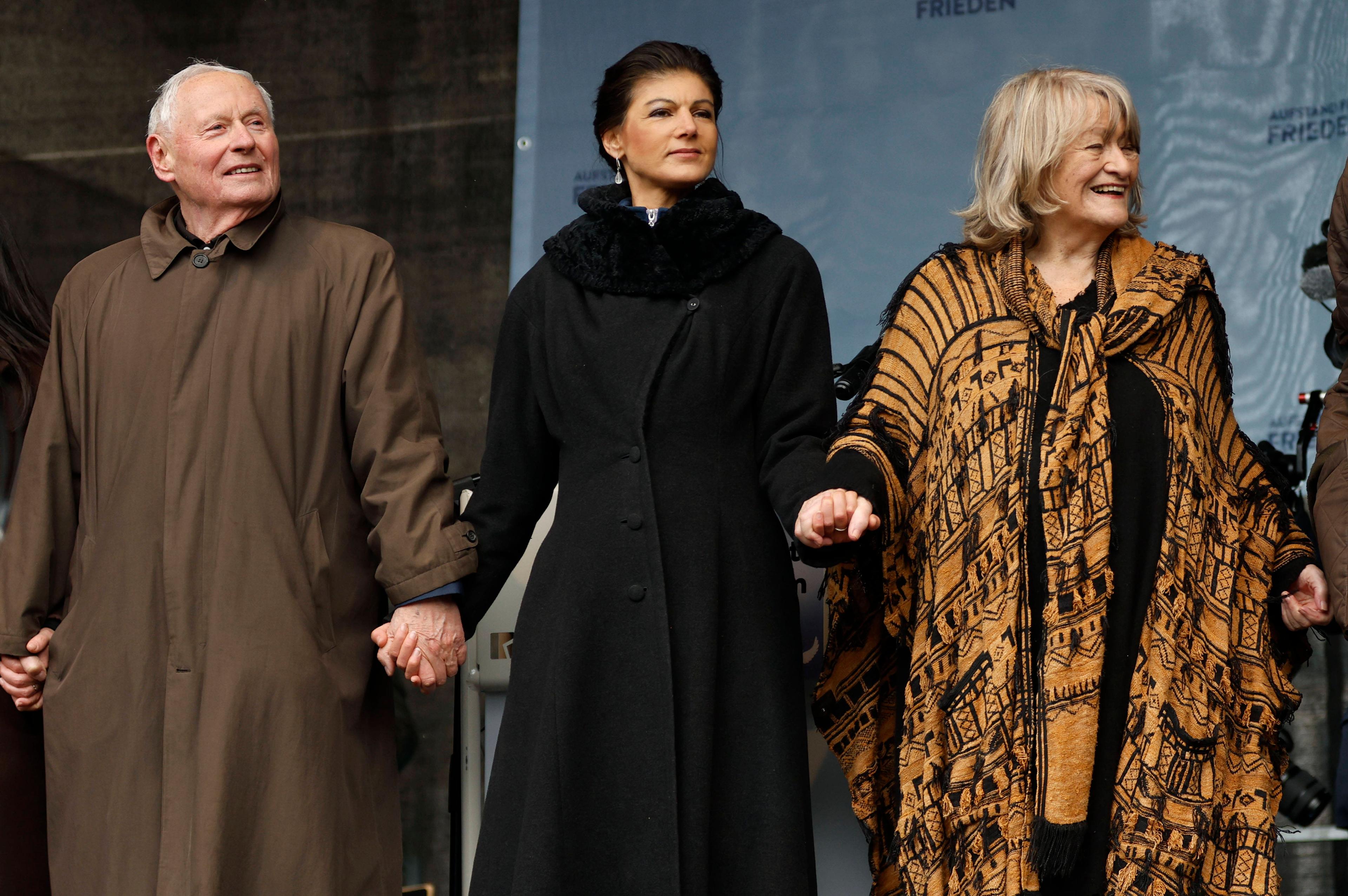 Oskar Lafontaine, Sahra Wagenknecht und Alice Schwarzer auf der Kundgebung am Brandenburger Tor, Berlin, 25. Februar 2023.