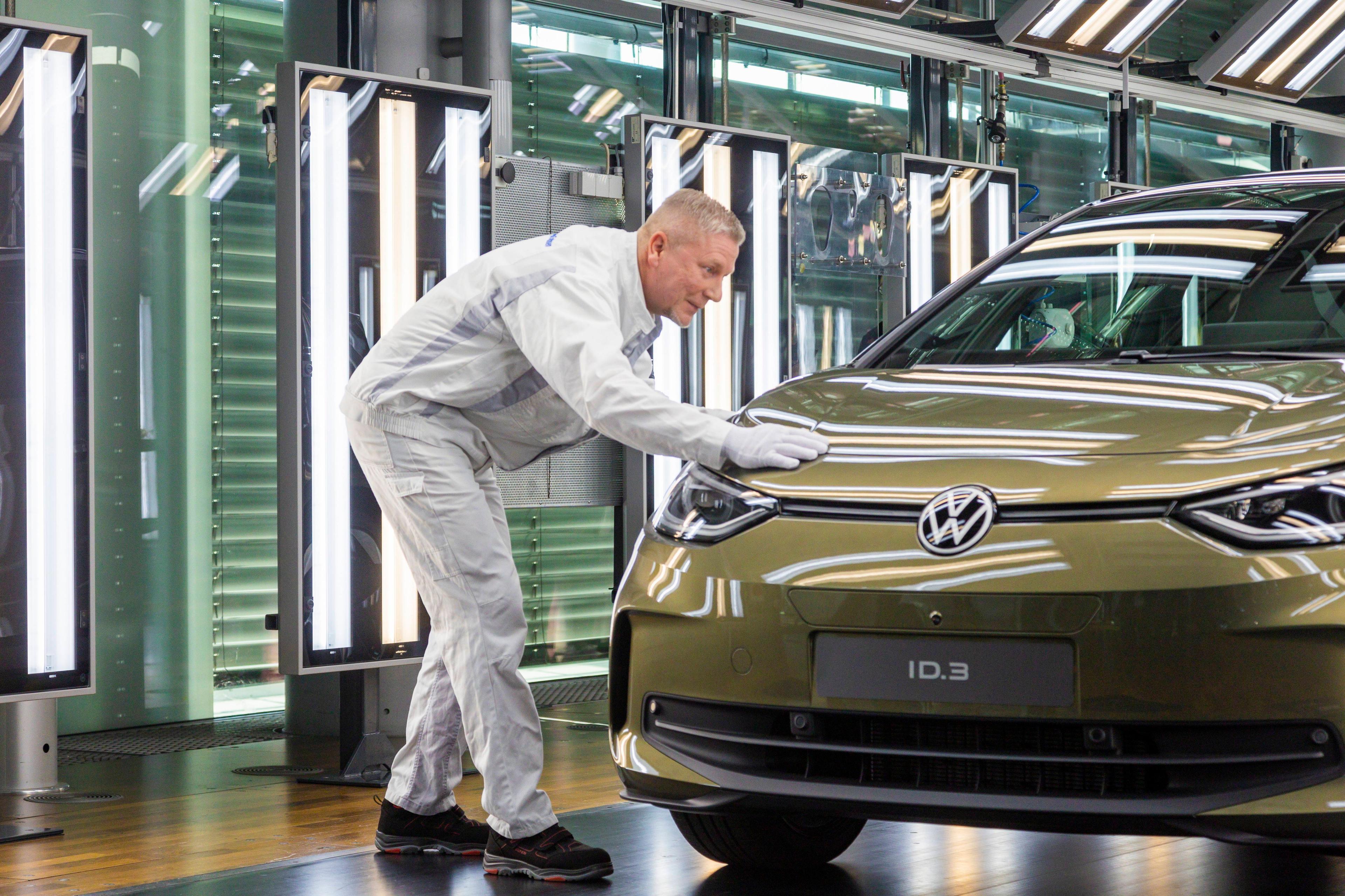 Präsentation des neuen VW-Elektromodells ID.3, der im Verkauf rund 15.000 Euro höher liegt als ein vergleichbarer Benziner, Dresden, 01. März 2023.