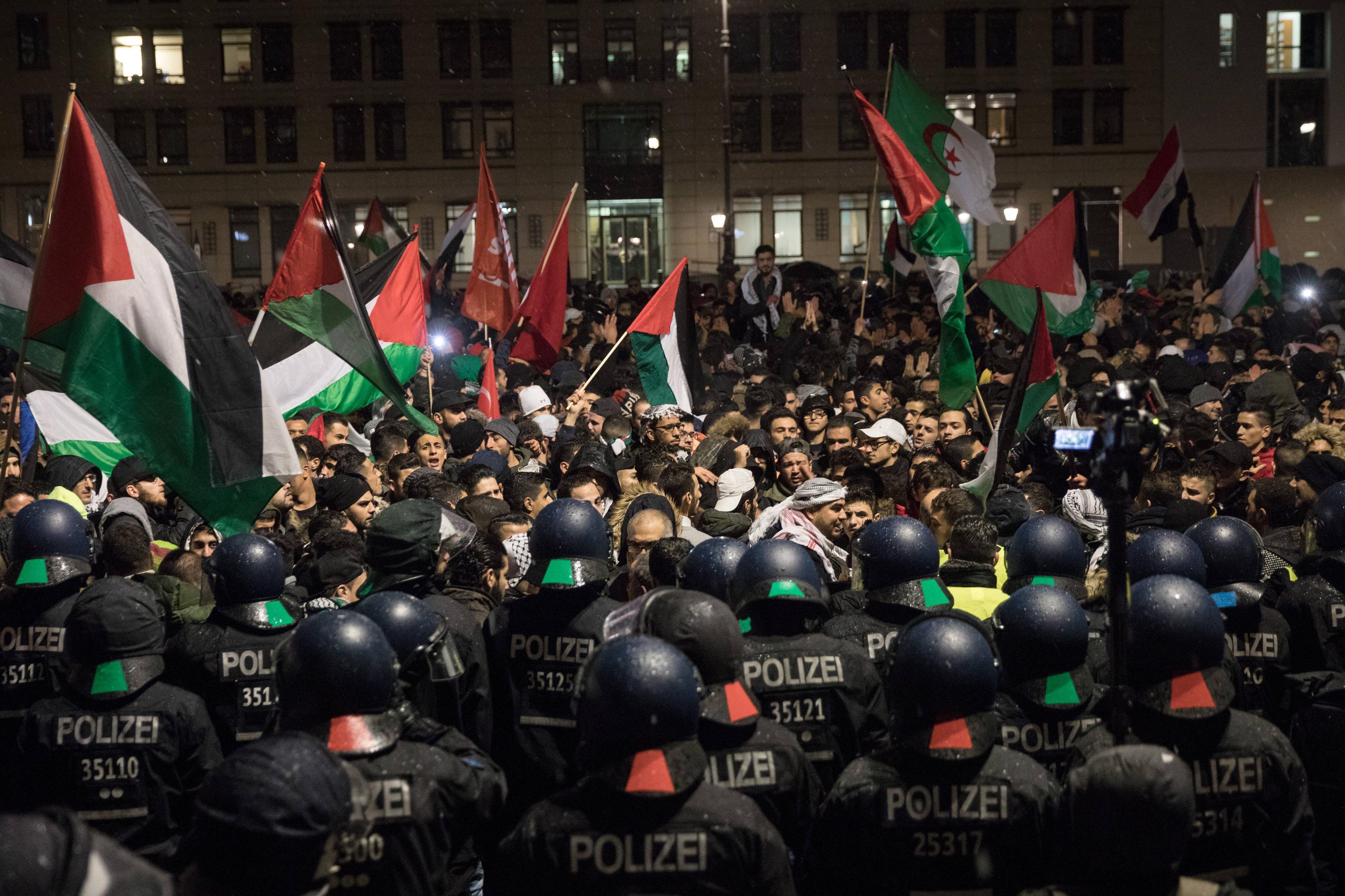 Pro-palästinensische Demonstration wird von hohem Polizeiaufgebot begleitet, Berlin, 8. Dezember 2017.