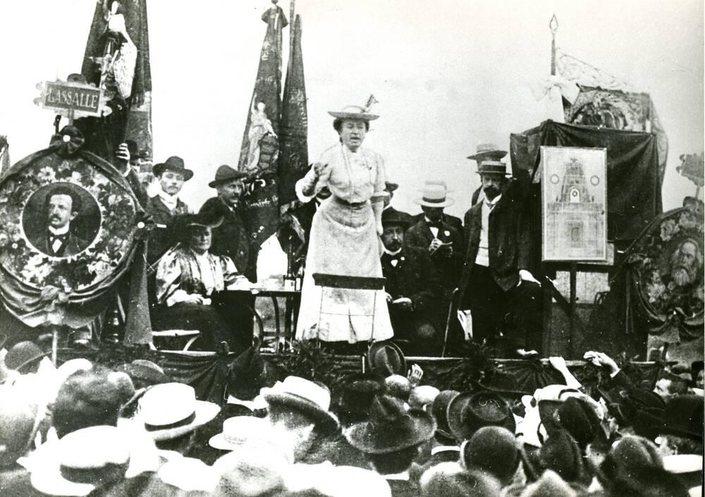 Rosa Luxemburg beim Internationale Sozialistenkongress in Stuttgart von 1907.