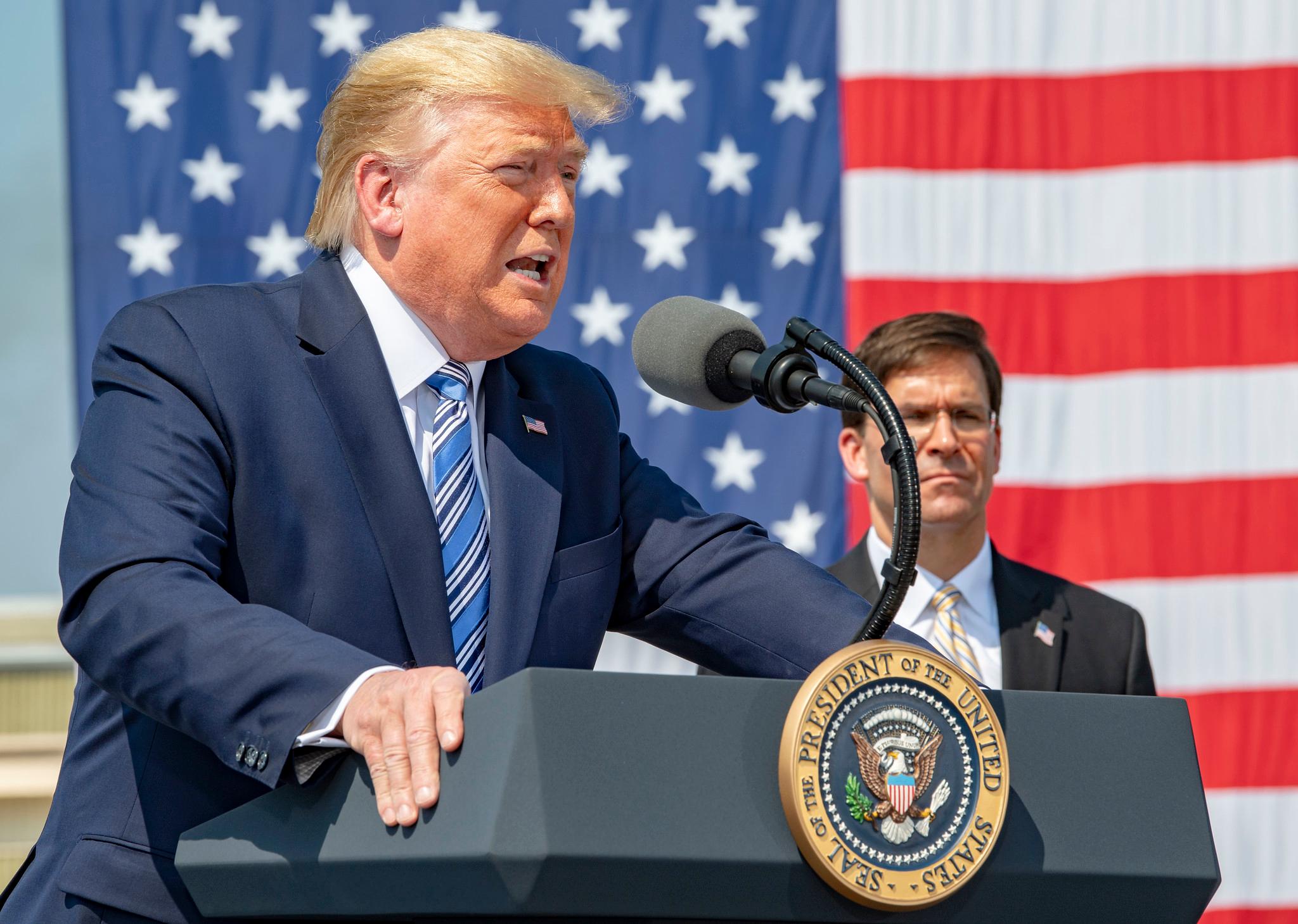 US-Präsident Donald Trump hält eine Rede während eines Besuchs beim Flottenstützpunkt Norfolk, 28. März, 2020.