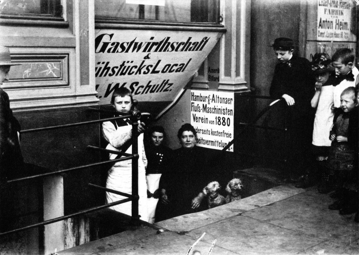 Auch hundert Jahre später in Hamburg: »Gastwirtschaft &amp; FrühstücksLocal L.W. Schultz« am Hafen, 1899. Diese Hafenkneipe diente wie viele andere als Arbeitsvermittlungsstelle.