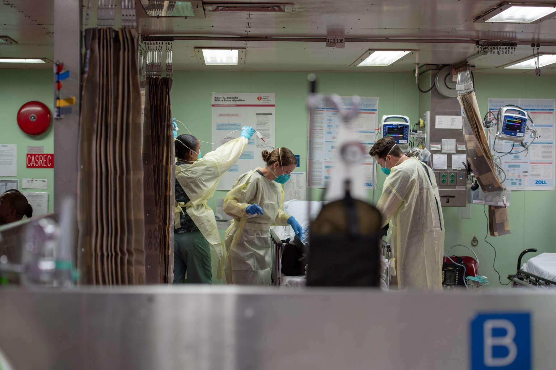 Patienten werden auf dem Hospitalschiff der US-Marine, USNS Mercy, im Hafen von Los Angeles behandelt