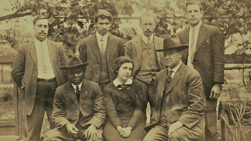 Hubert Harrison, sitzend links, und die Industrial Workers of the World-Anführerin und Anführer Elizabeth Gurley Flynn und Bill Haywood, sitzend rechts, organisierten 1913 den Paterson-Seidenspinnereistreik.