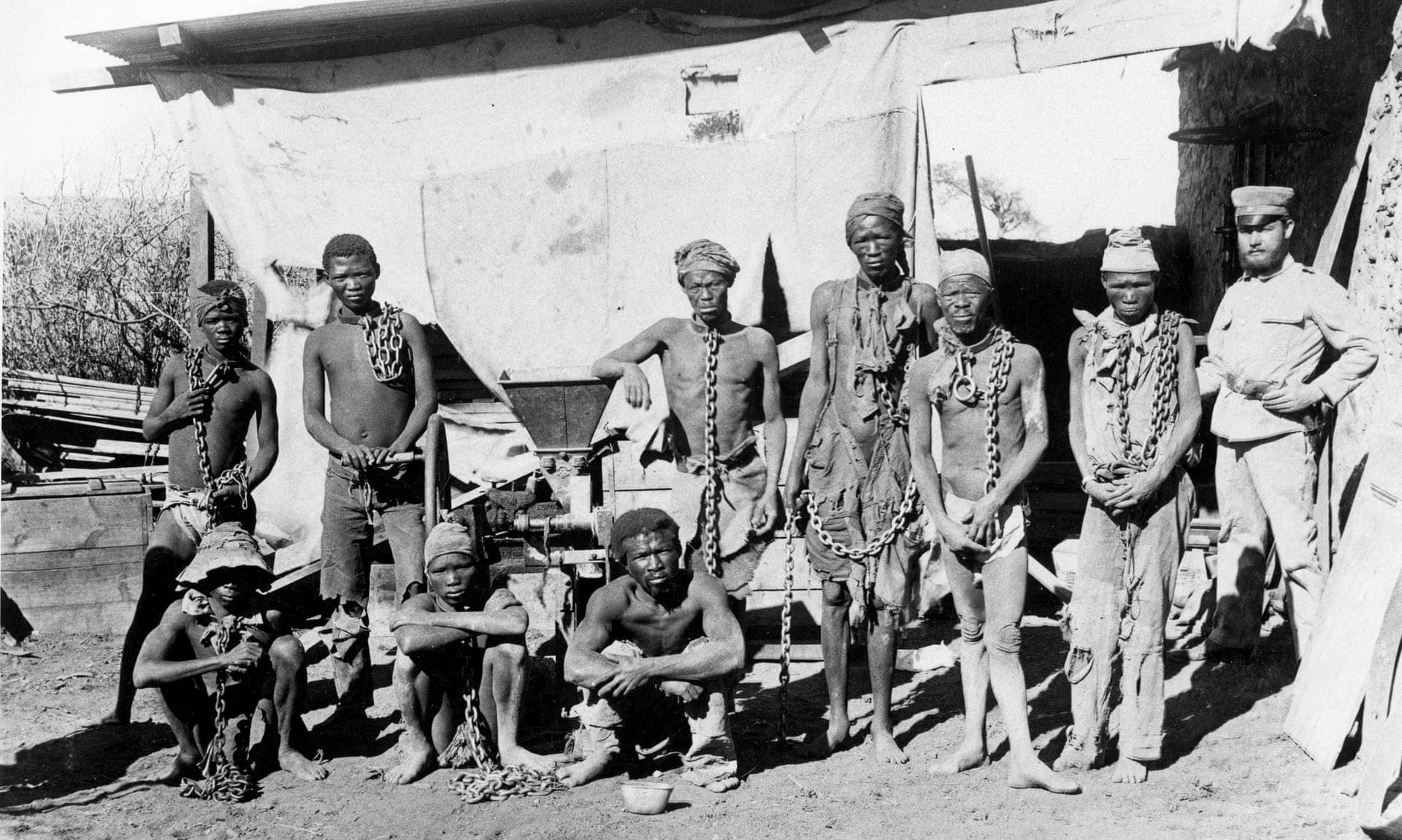 Gefangene der Herero- und Nama während des deutschen Kolonialkriegs, 1904-1908.