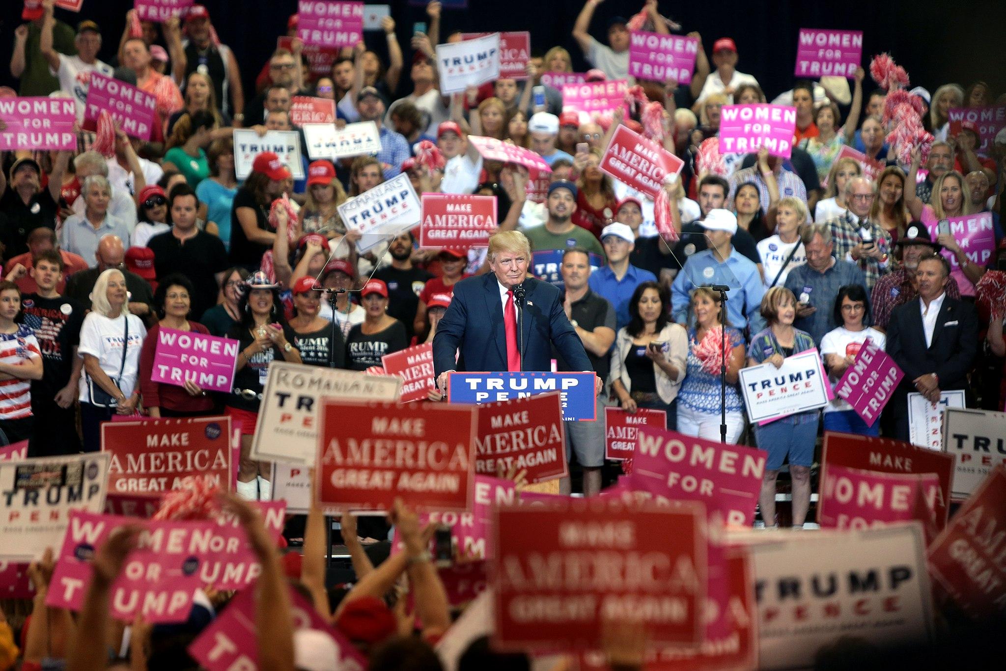 Donald Trump inmitten seiner Anhängerschaft in Phoenix, Arizona,  2016.