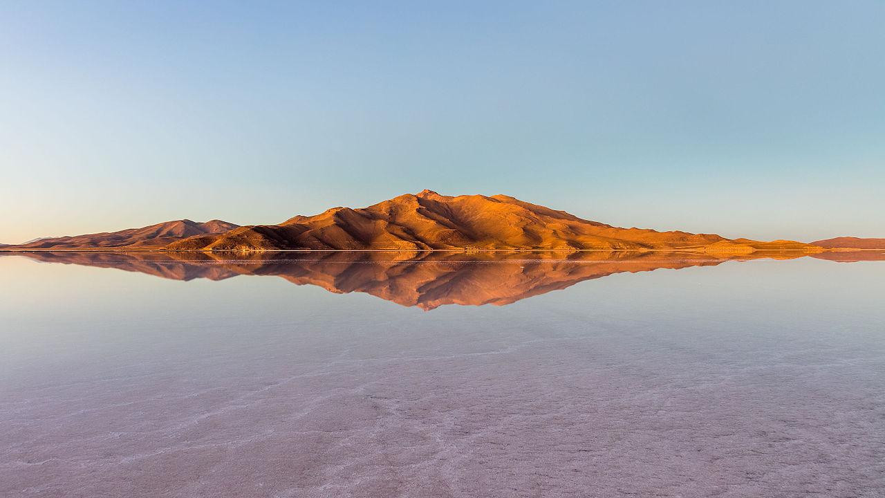 Der Salar de Uyuni im Südwesten Boliviens ist die größte Salzpfanne der Erde.