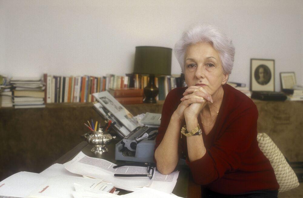 Rossana Rossanda in ihrem Arbeitszimmer. Rom, 1987.