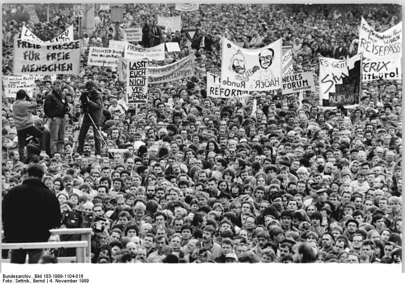 Am 4. November 1989 beteiligten sich Hunderttausende an der Alexanderplatz-Demonstration zu der linke Kulturschaffende und Systemkritiker aufgerufen hatten. 