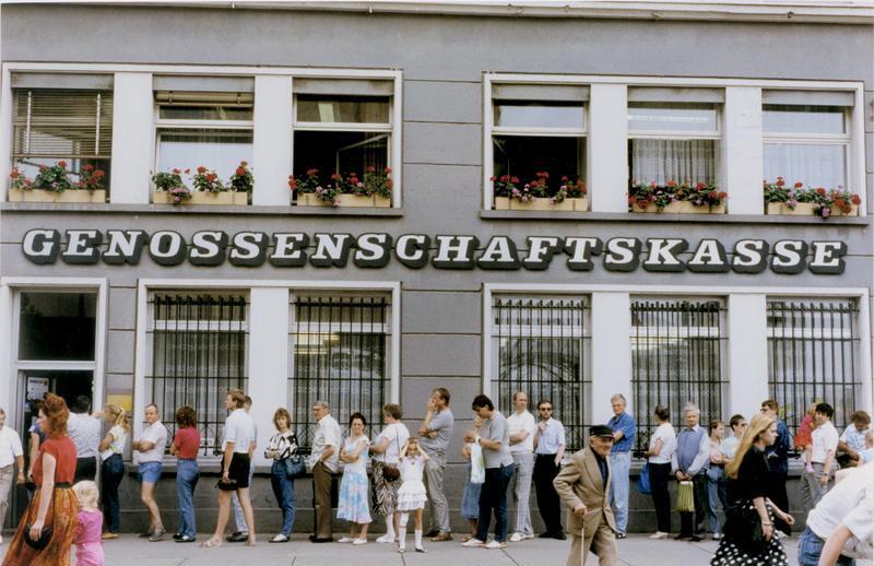 Kundenschlage vor einer Filiale der Genossenschaftskasse in Gera am Tag der Währungsreform.