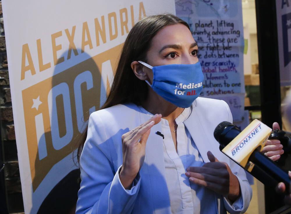 Die Kongressabgeordnete Alexandria Ocasio-Cortez sprach in einem kürzlich veröffentlichten Interview in der New York Times über die Angriffe gegen Links innerhalb der Demokratischen Partei.