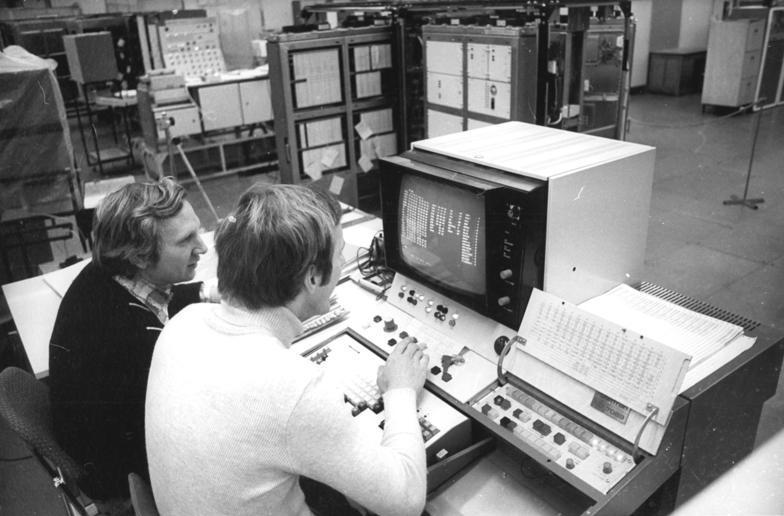 Robotron-Ingenieure beim Testen einer neuen Anlage, 1980.