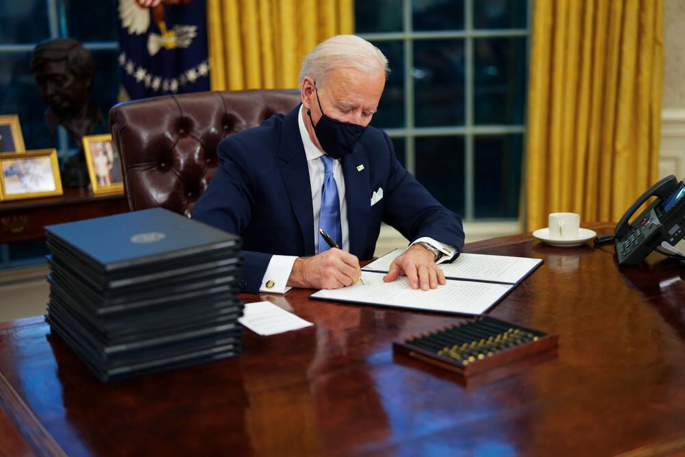 Joe Biden unterzeichnet am 19. Januar 2021 das Gesetz, mit dem die USA wieder in das Pariser Klimaabkommen einsteigt.