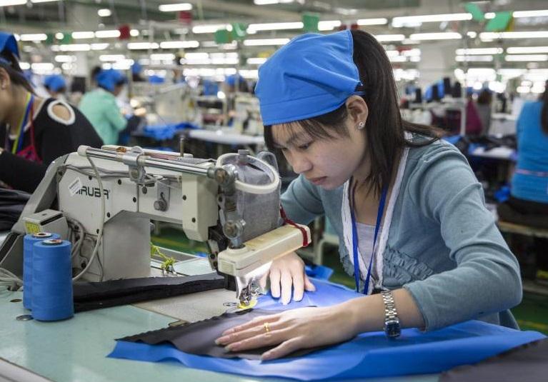 Arbeiterinnen in einer Textilfabrik des Adidas-Zulieferers Sintex in Jiashan, China.