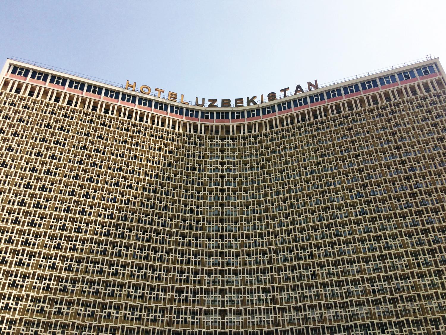 Die Fassade des Hotel Uzbekistan aus der Fußgängerperspektive