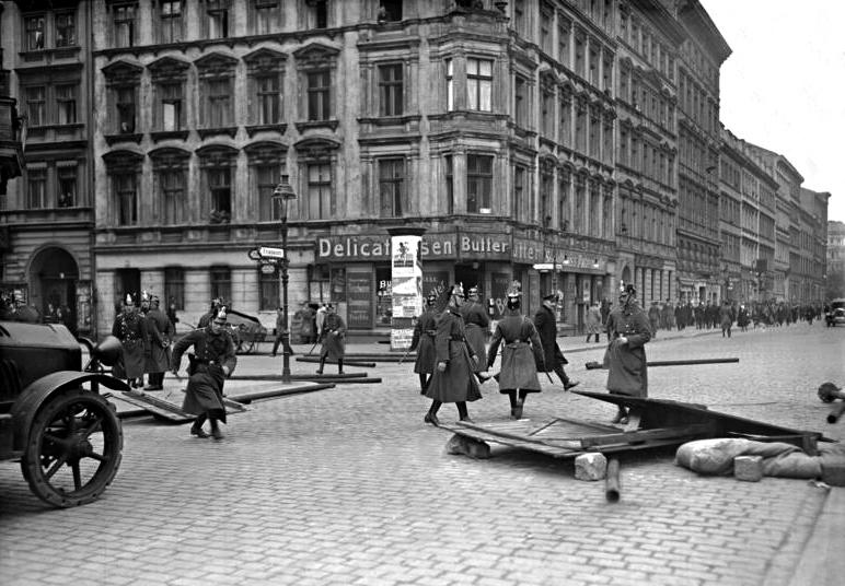 1. Mai 1929 in Berlin: Polizisten räumen die Barrikaden der Kommunisten.