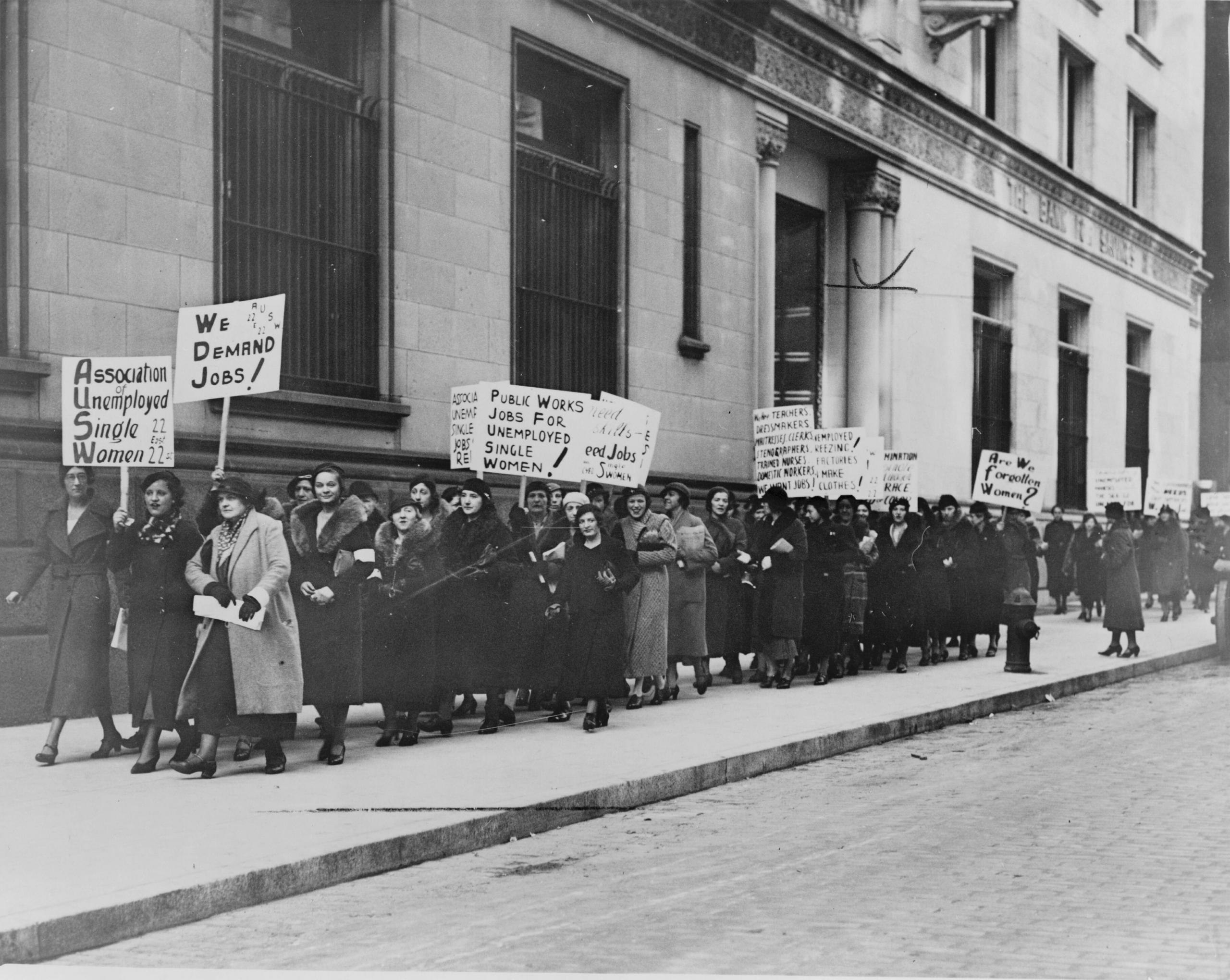 Arbeitslose Frauen forderten während der Großen Depression von 1933 Arbeitsplätze für sich ein.