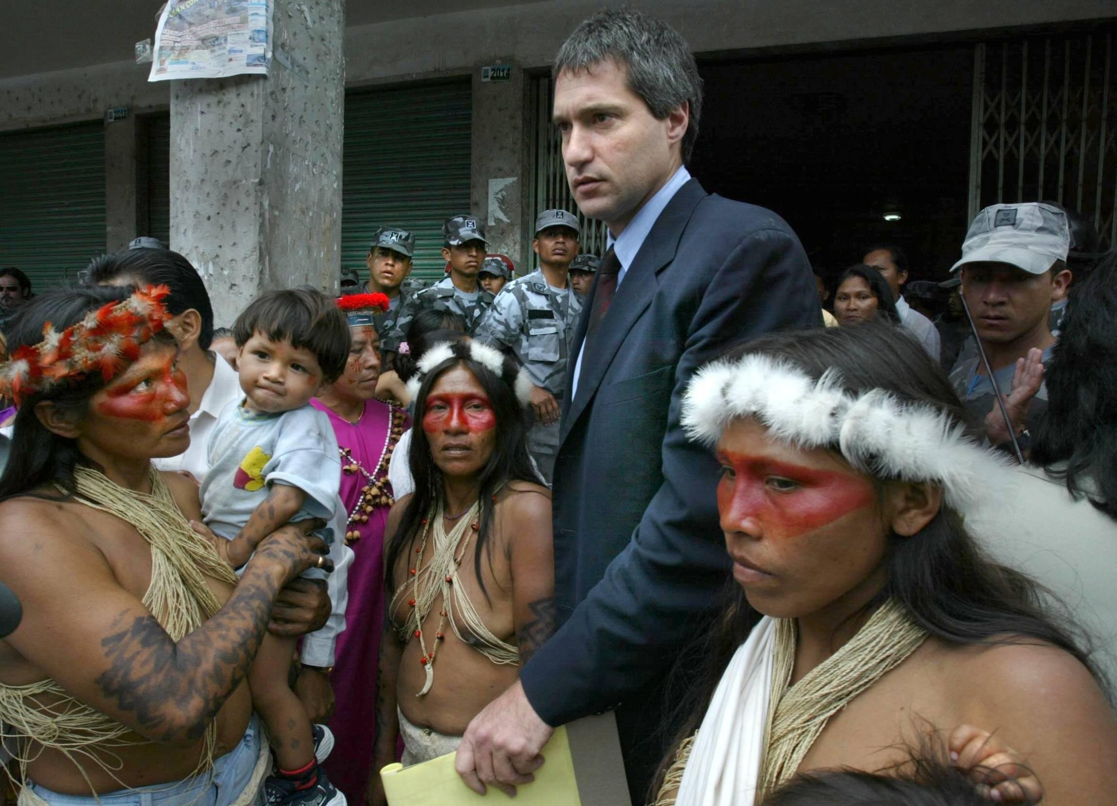 Steven Donziger in Ecuador mit einer Gruppe der Waorani, die er im Prozess gegen Chevron vertrat.