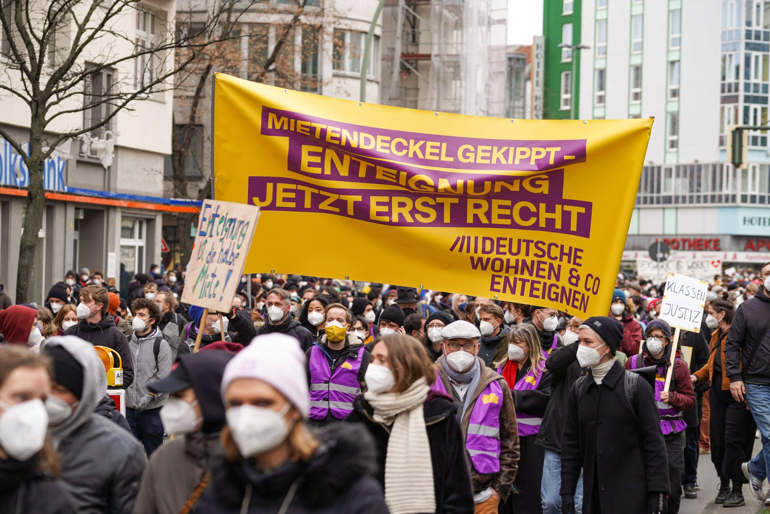 Stunden nachdem der Mietendeckel für nichtig erklärt wurde, demonstrierten in Berlin Tausende gegen das Karlsruher Urteil, 15. April 2021.
