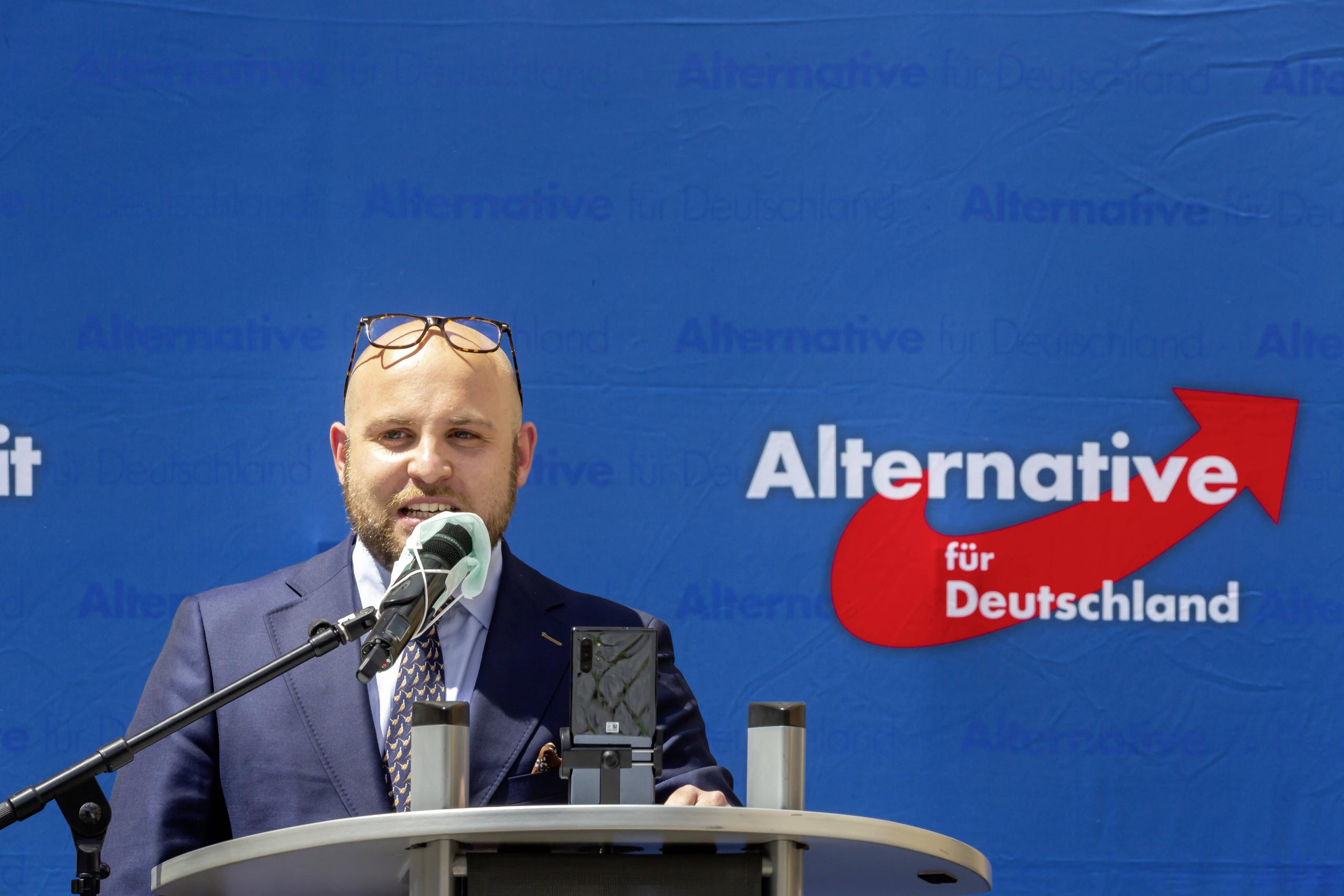 Für seine hetzerische Rhetorik berüchtigt: Markus Frohnmaier sitzt für die AfD im Bundestag, hier bei einer Rede auf einer Demonstration gegen Corona-Auflagen in Stuttgart, 24. Mai 2020.