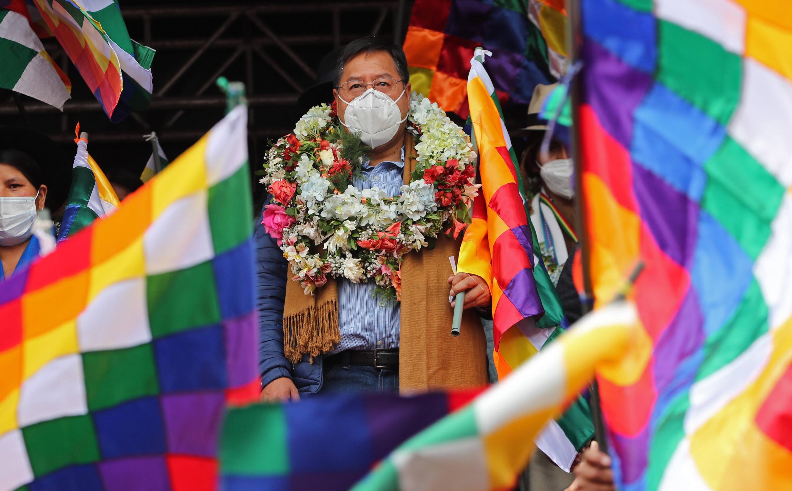 Präsident Luis Arce mit Wiphala-Flagge, einem Symbol der indigenen Bevölkerung Boliviens, 12. Oktober 2021.