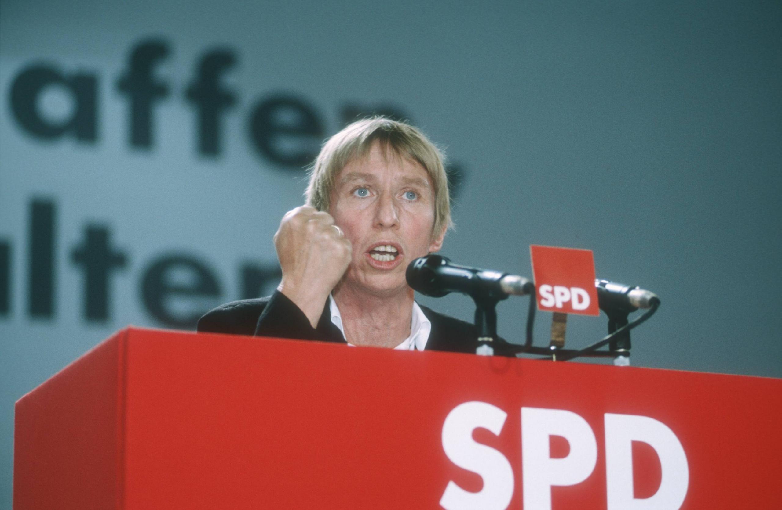 Regine Hildebrandt bei einem Parteitag der SPD, 1993.
