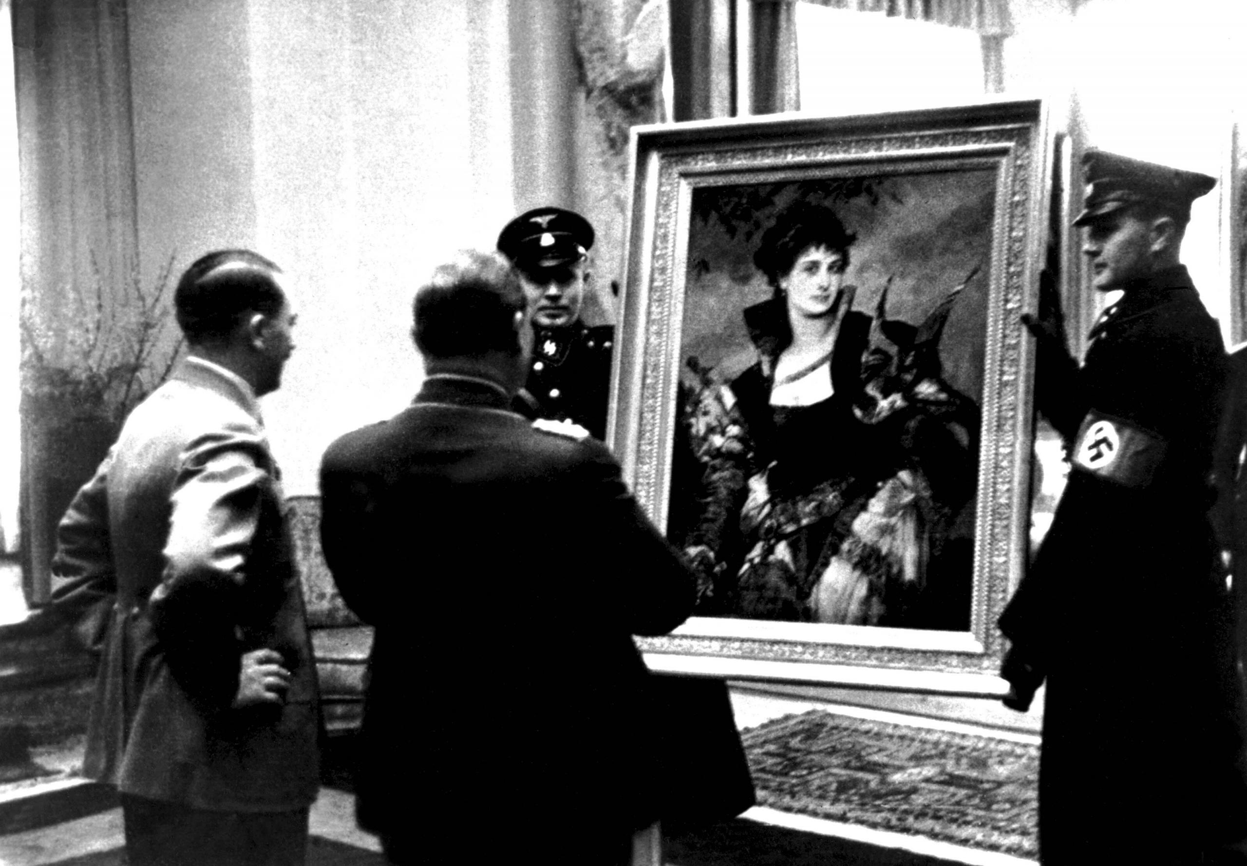 Hitler schenkt Göring zum Geburtstag das Gemälde »Die Falknerin« von Hans Markart. 