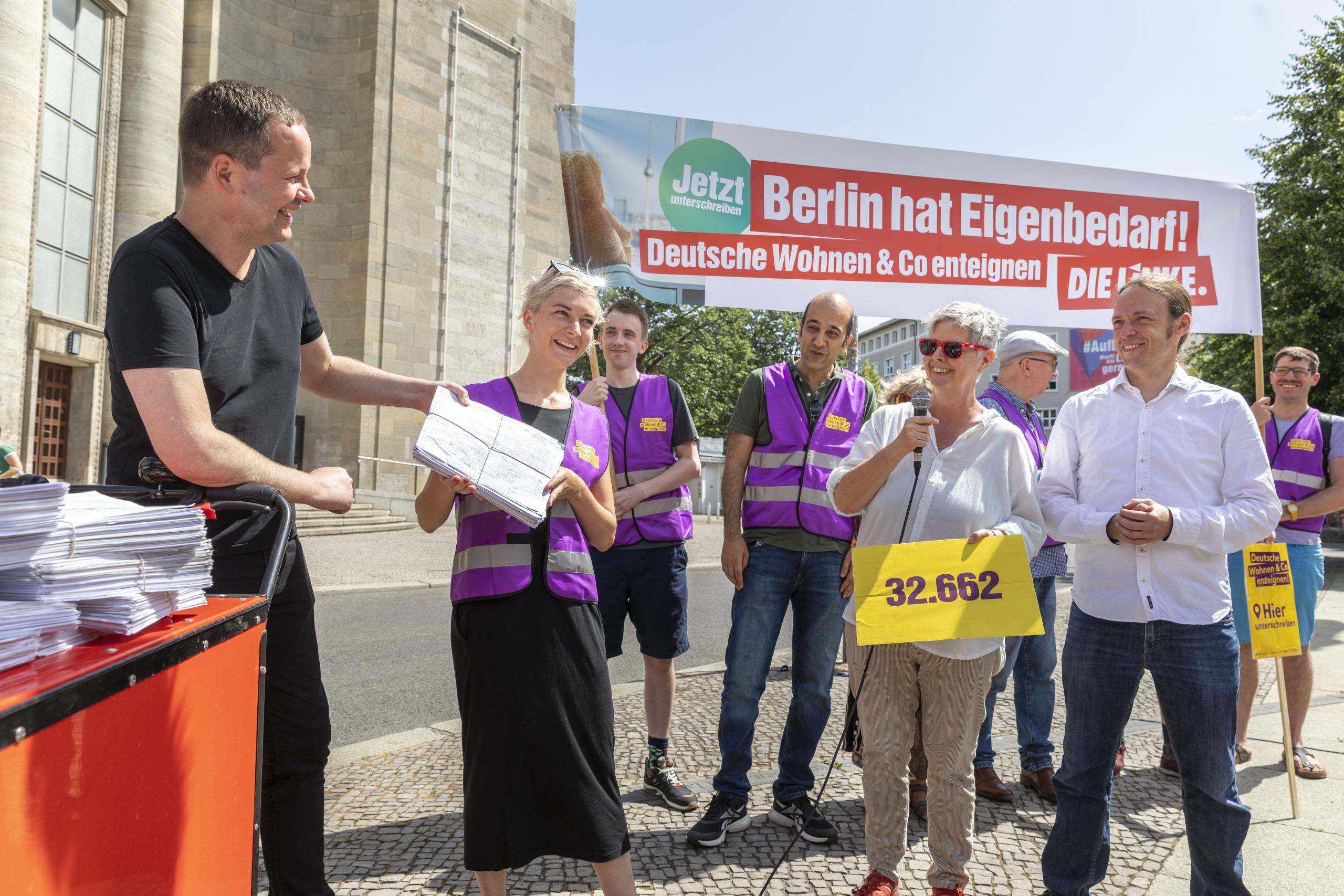 Klaus Lederer (DIE LINKE) bei der öffentlichen Übergabe von Unterschriften an die Kampagne Deutsche Wohnen und Co enteignen, Berlin, 21. Juni 2021.